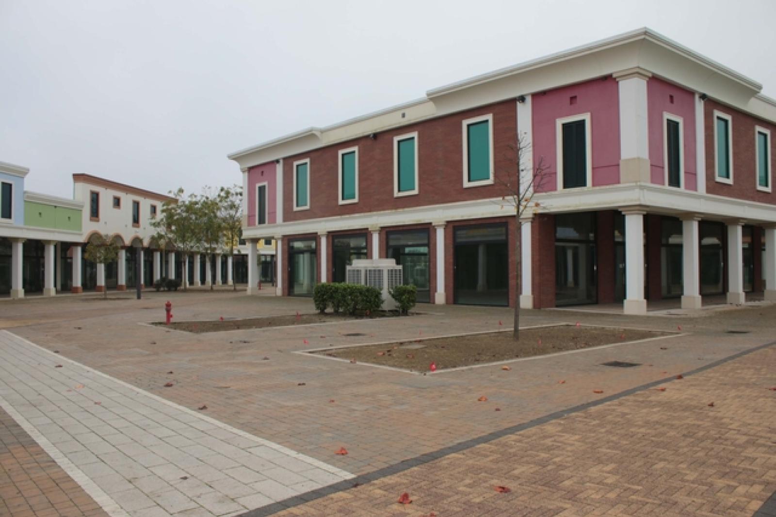 Anche Macron lascia l'Outlet