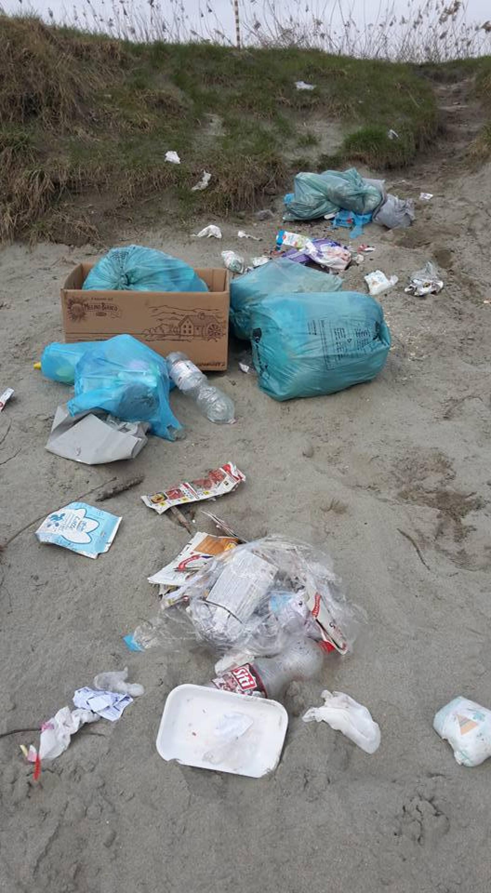 Abbandona i rifiuti, i vigili glieli riportano a casa