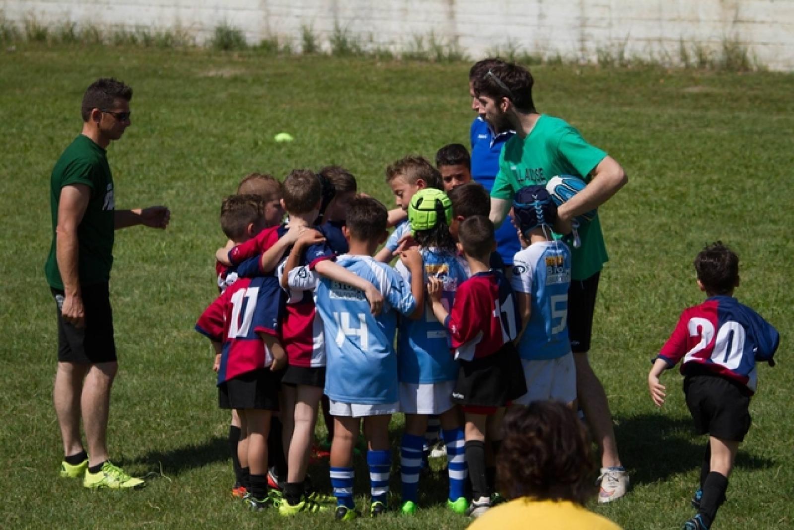 Pap&agrave; insulta l'arbitro , allontanato lui e sospeso il figlioletto 