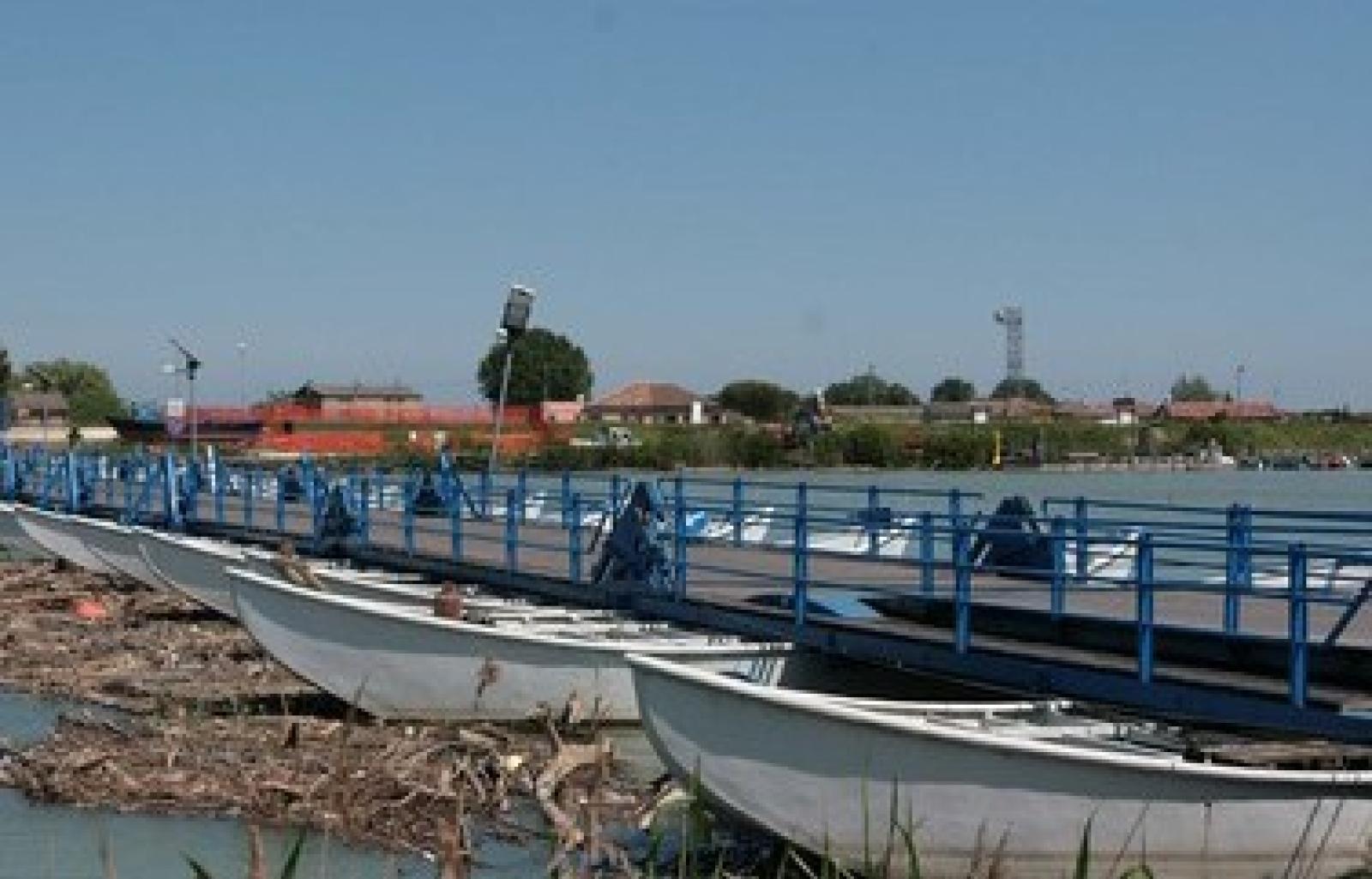 Serve manutenzione: chiuso il ponte di barche