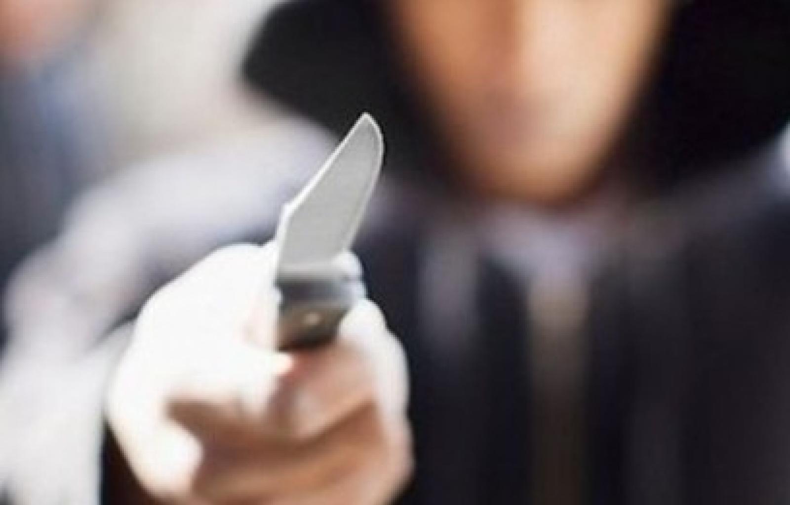 Minaccia i bambini che giocavano in strada con un coltello