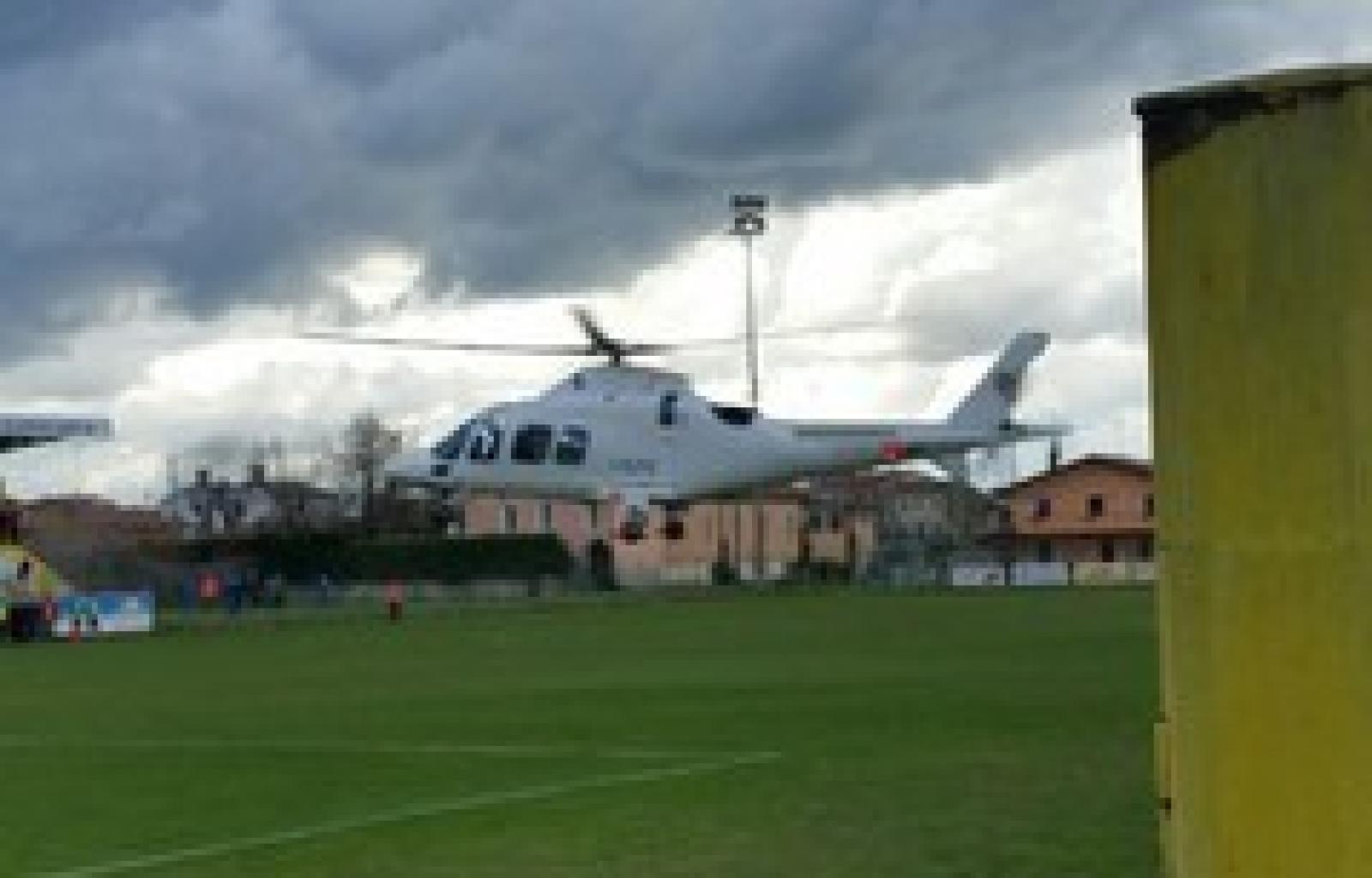 L'elisoccorso atterra sul campo di gioco