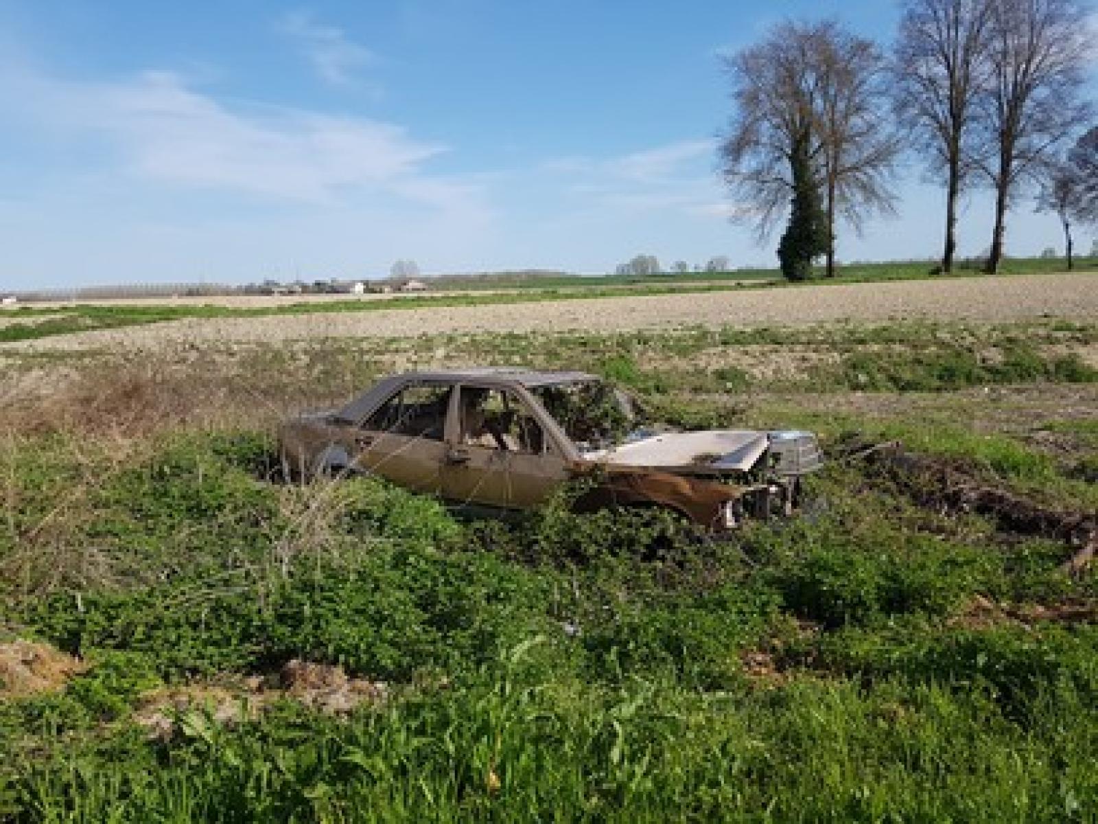 La carcassa dell&rsquo;auto &egrave; l&igrave; da 7 anni