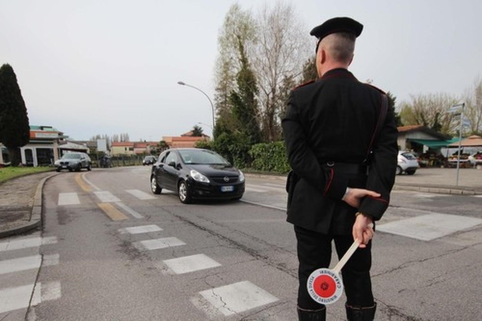 Tenta di investire un carabiniere, arrestato