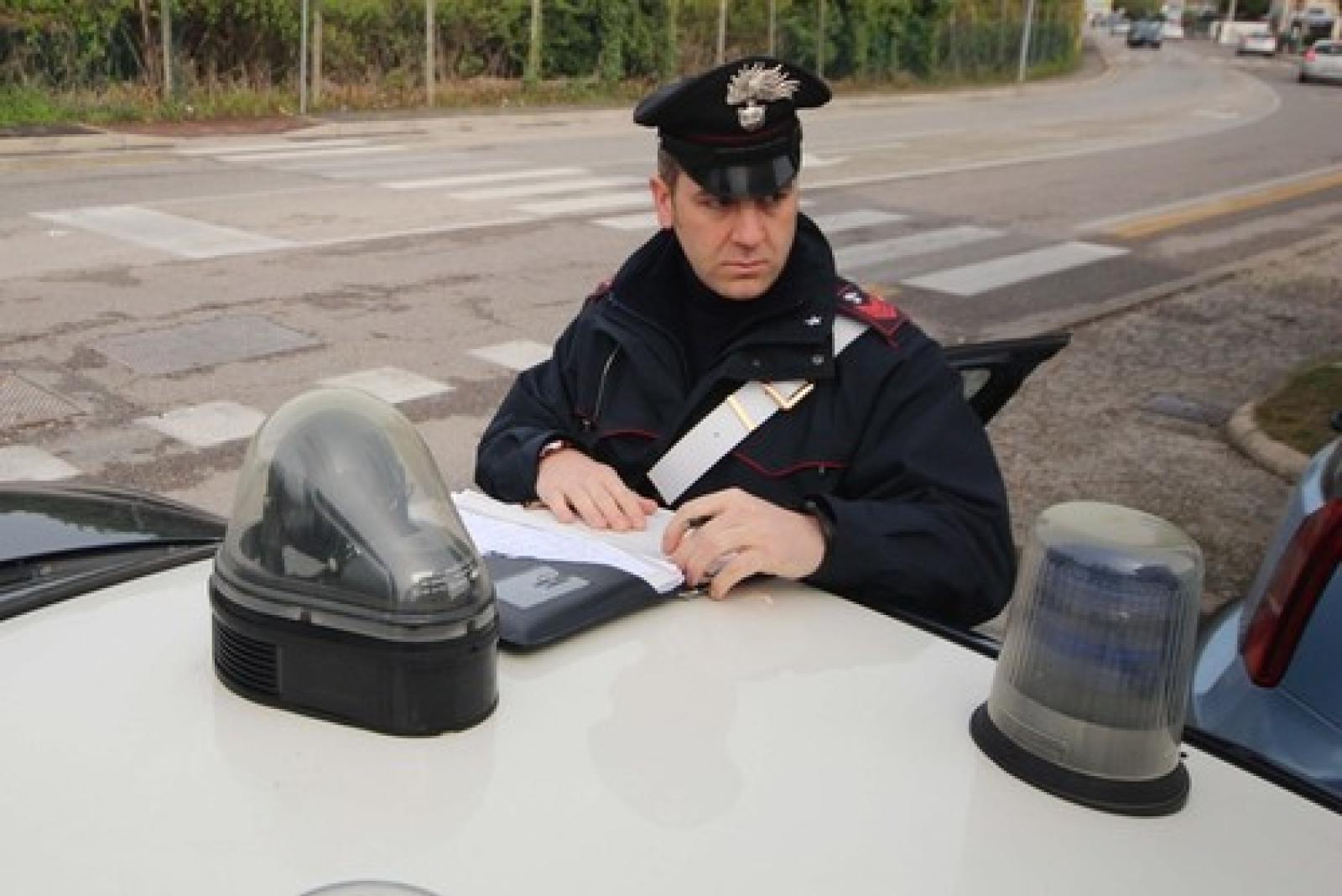 Investe il ciclista, d&agrave; un nome falso e se ne va