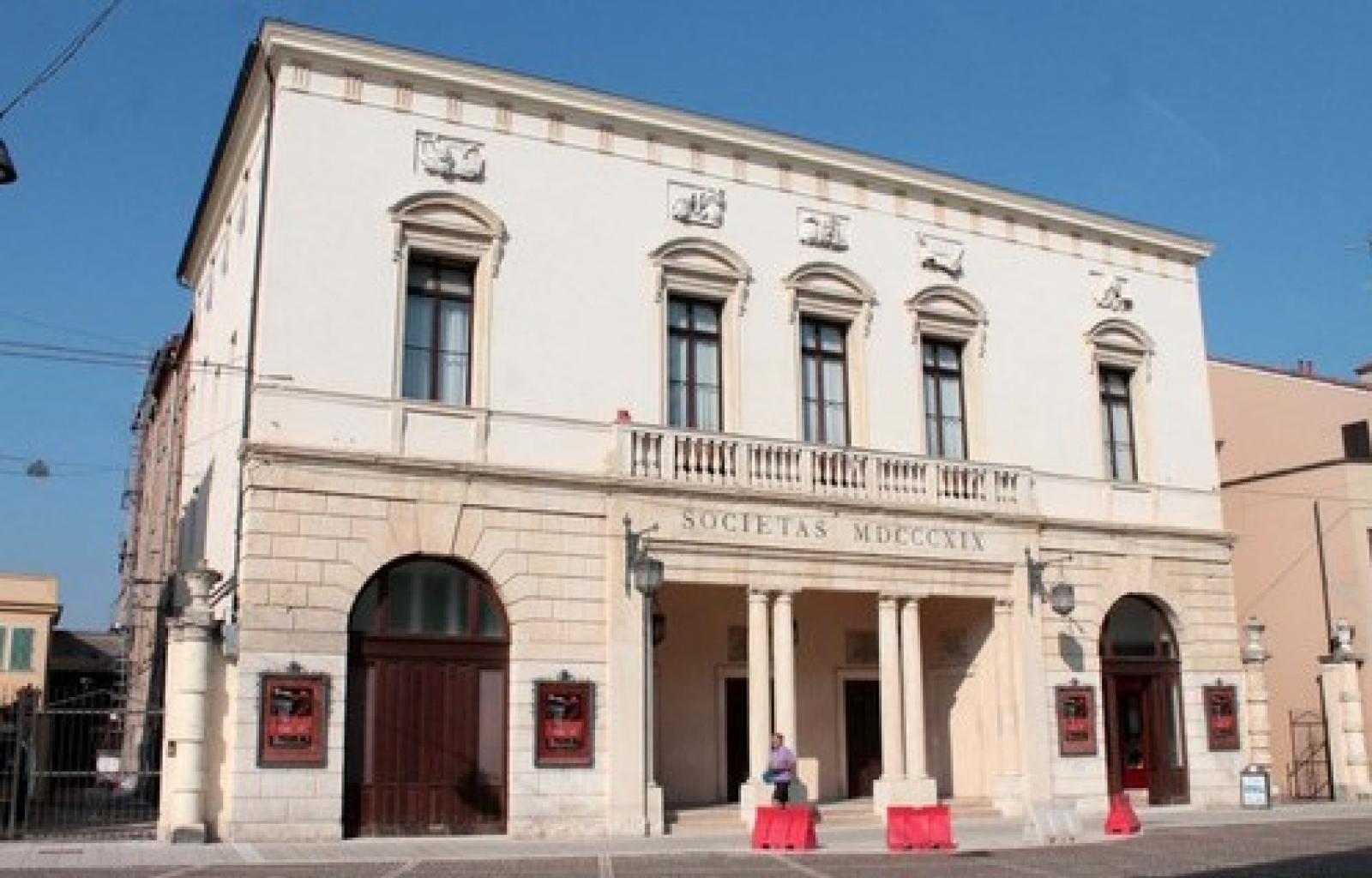 teatro%20sociale[1].JPG