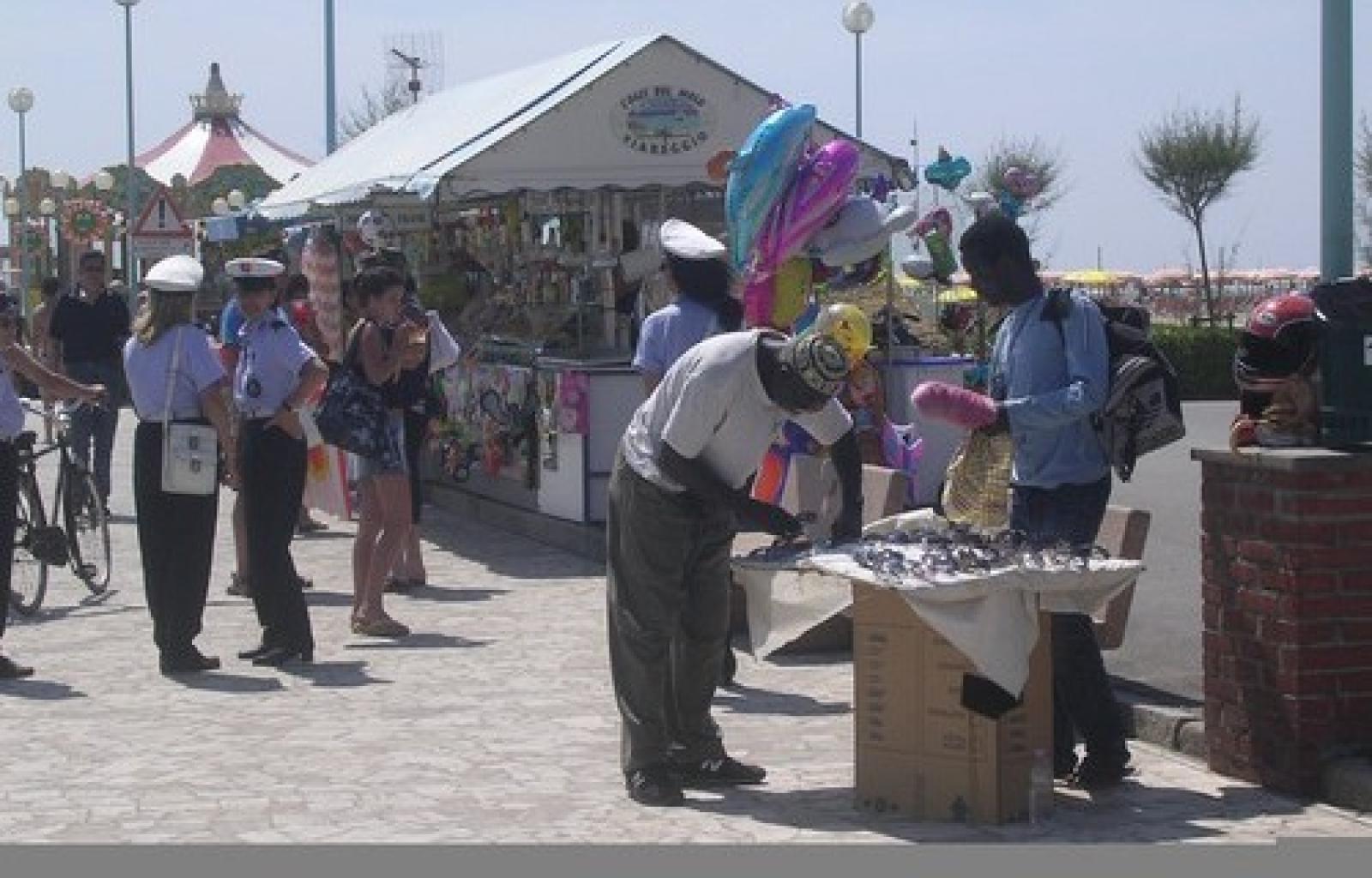 "I venditori abusivi mettono in crisi i soccorsi in spiaggia"