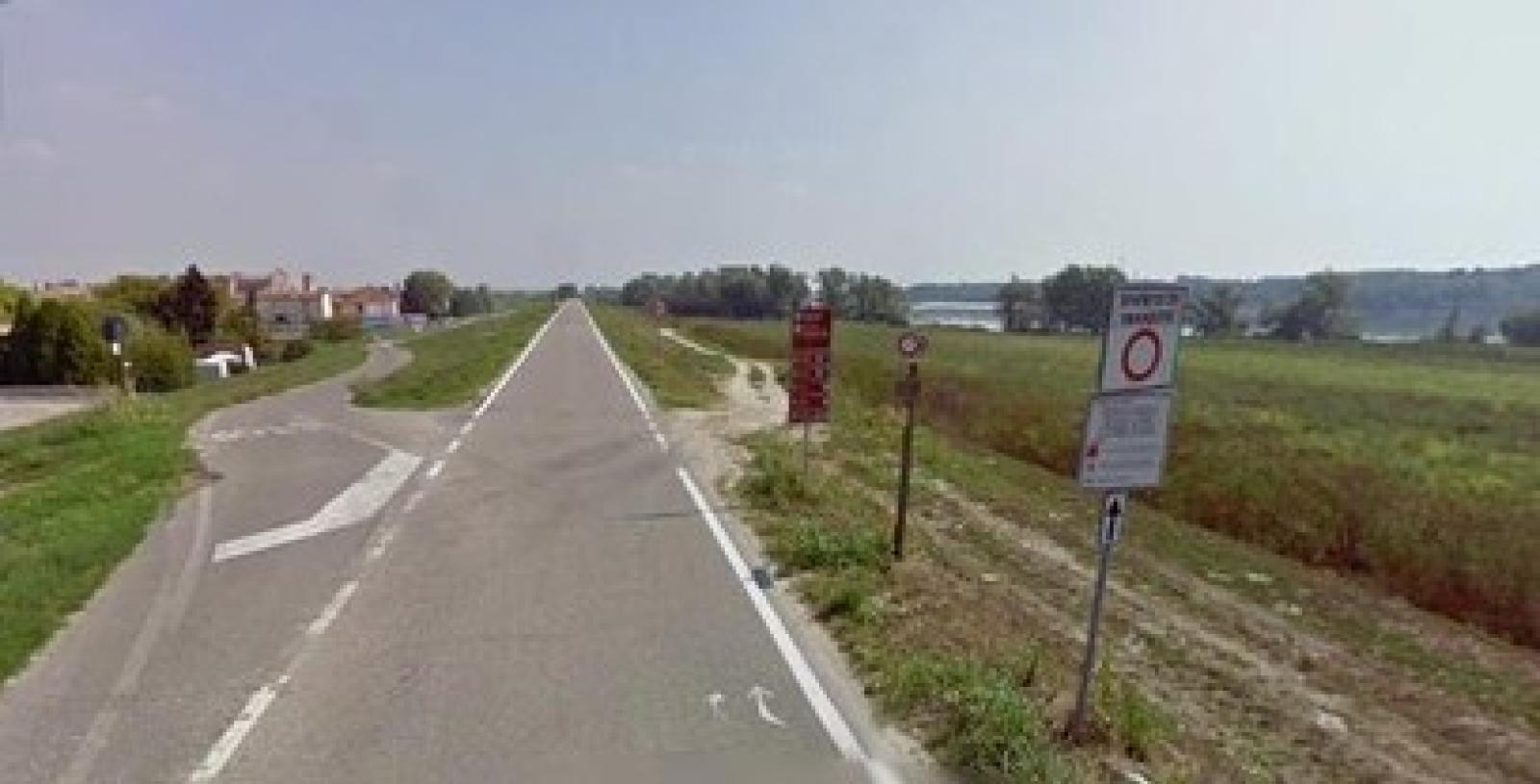 Il blocco del traffico sull'argine divide