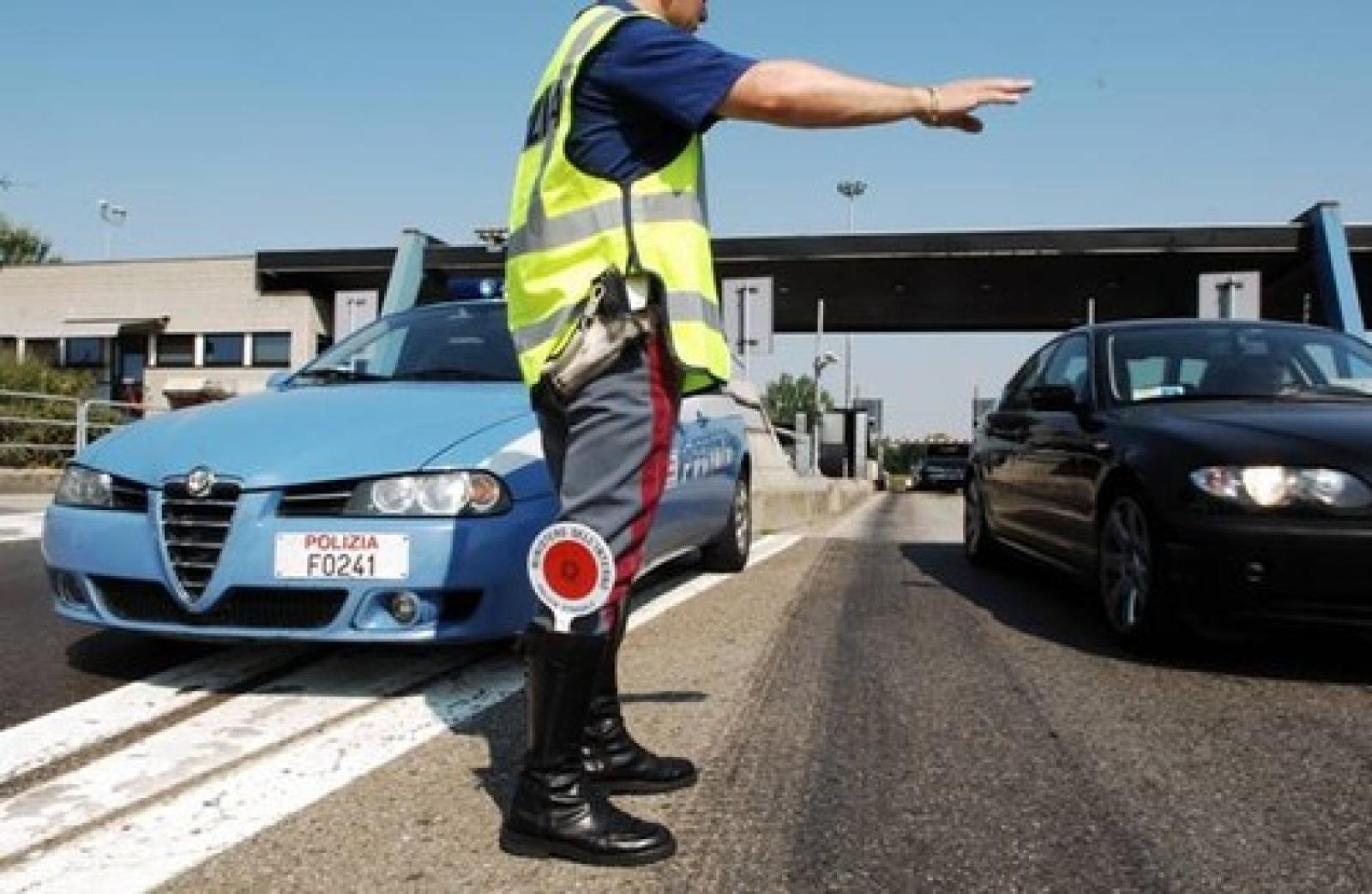 Fuga in autostrada e poliziotto investito: &egrave; caccia all&rsquo;uomo