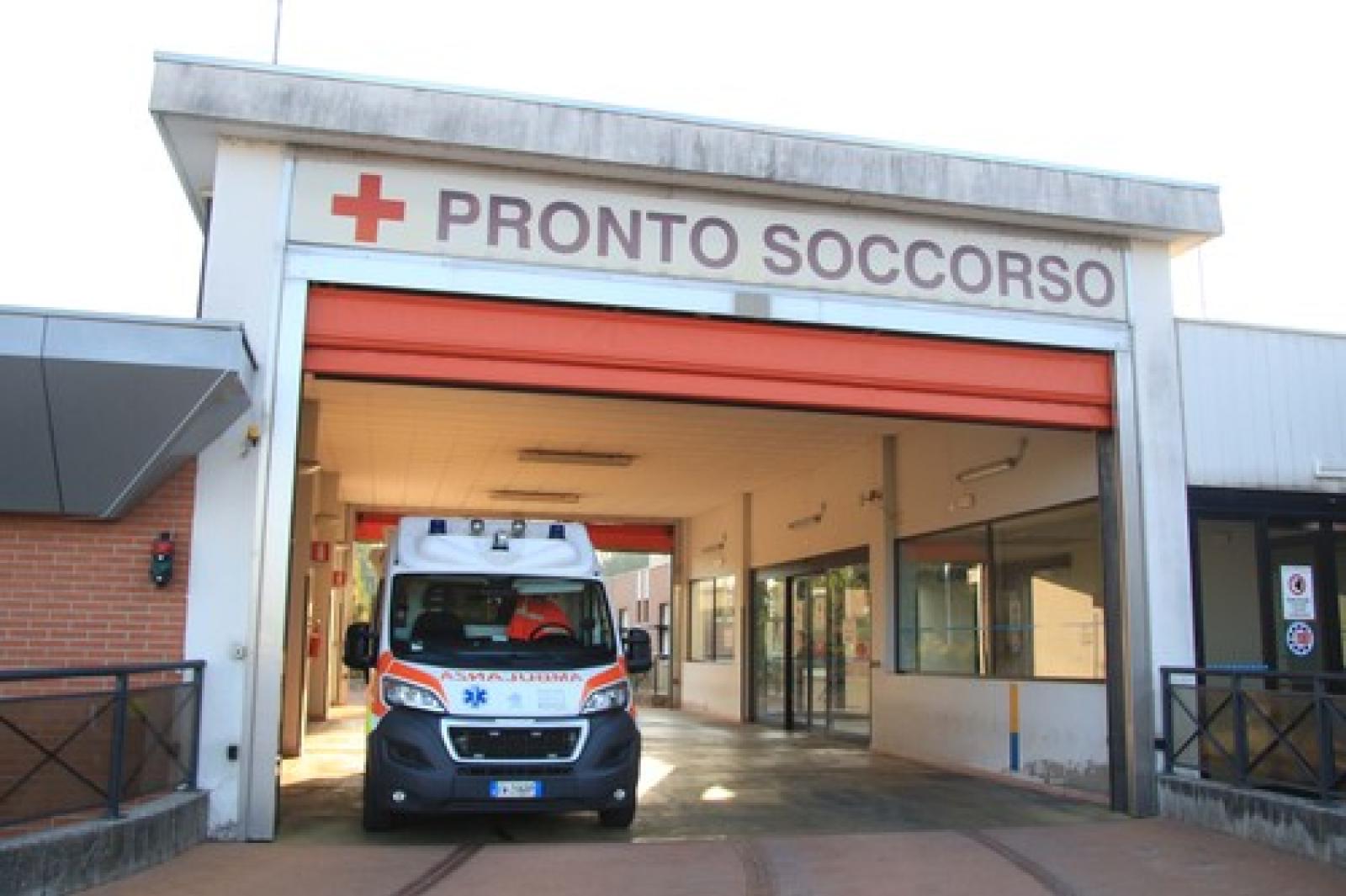 Ha un infarto mentre guida va al pronto soccorso e muore