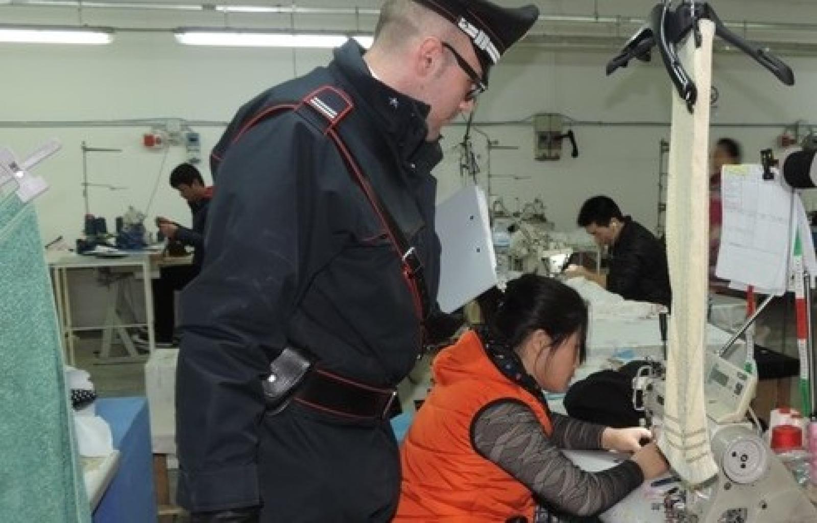 Controllo in laboratorio tessile cinese.jpg