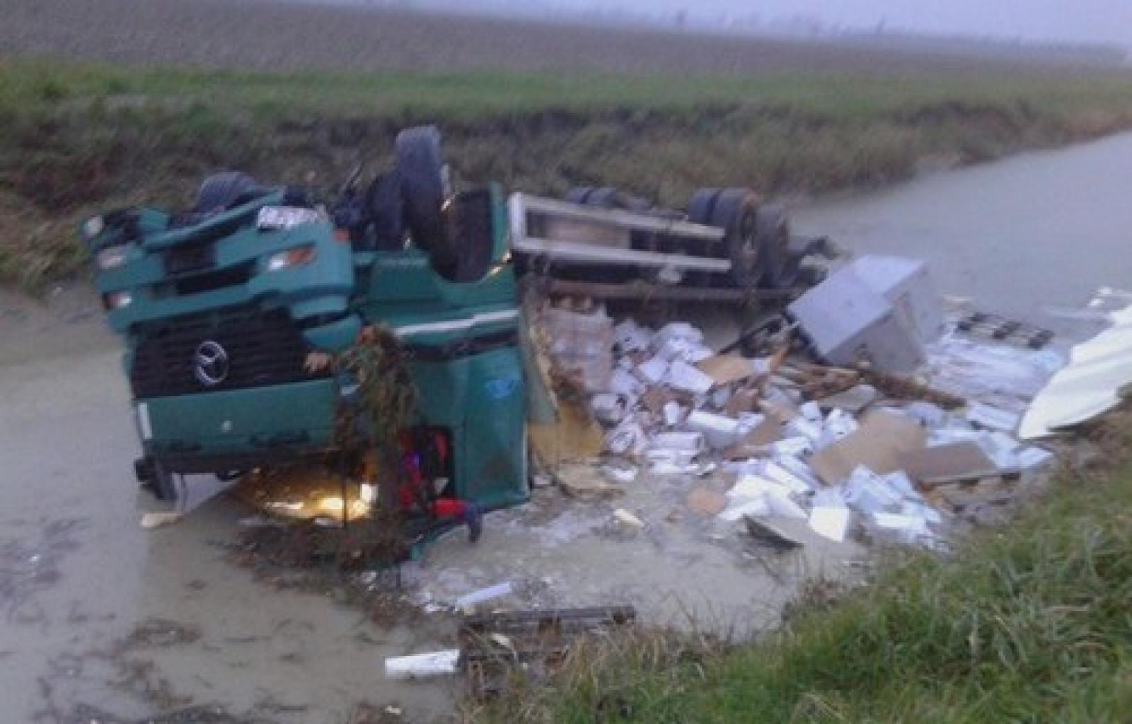 incidente camion rovesciato statale 16 palazzo ros