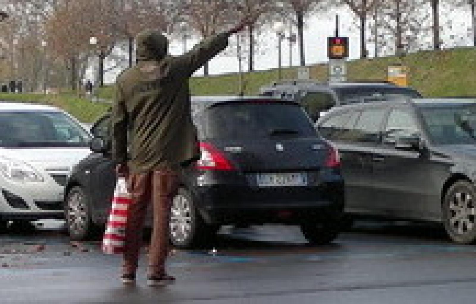 parcheggiatori abusivi.jpg