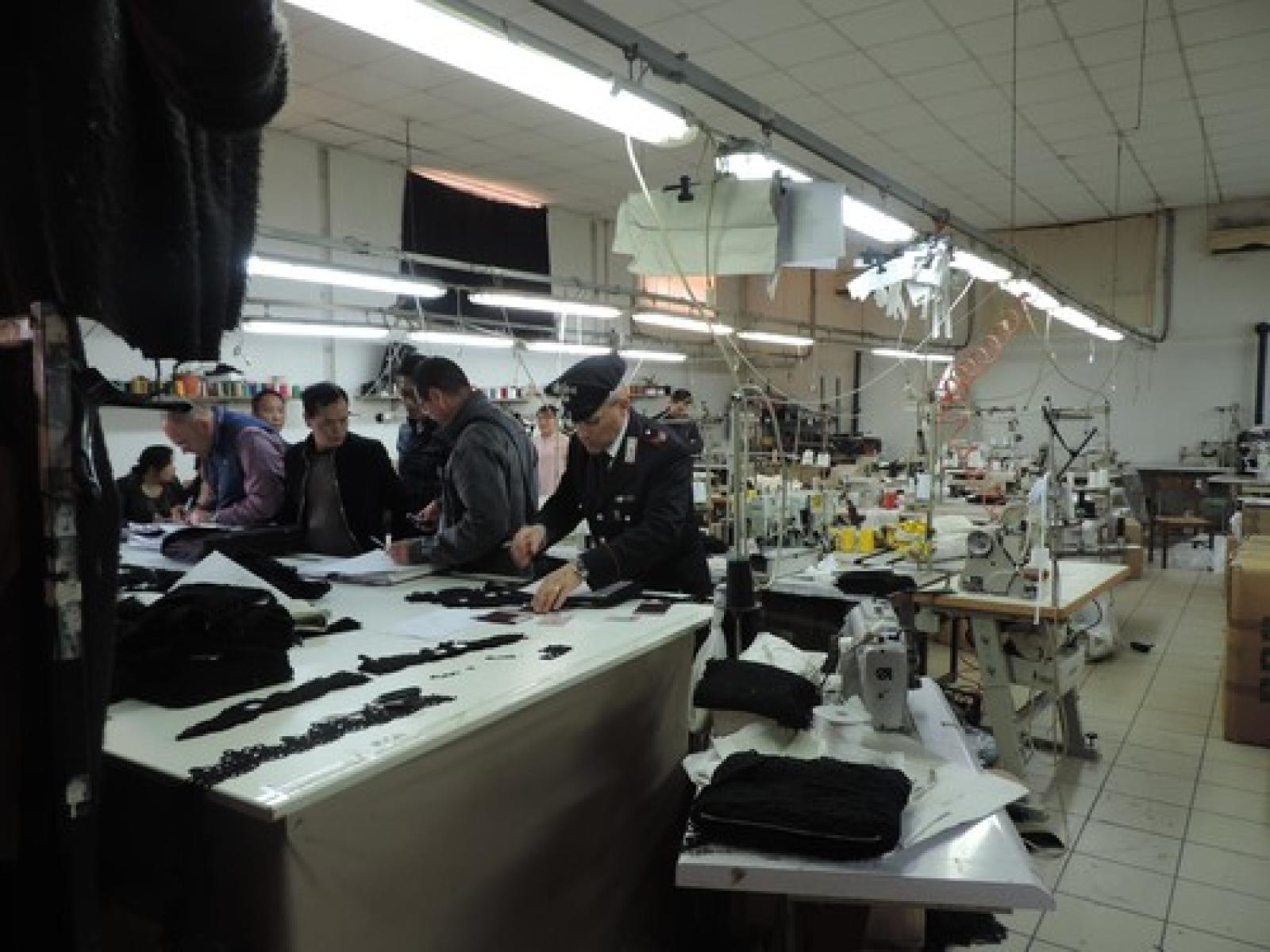 Laboratorio tessile cinese 2 carabinieri.jpg
