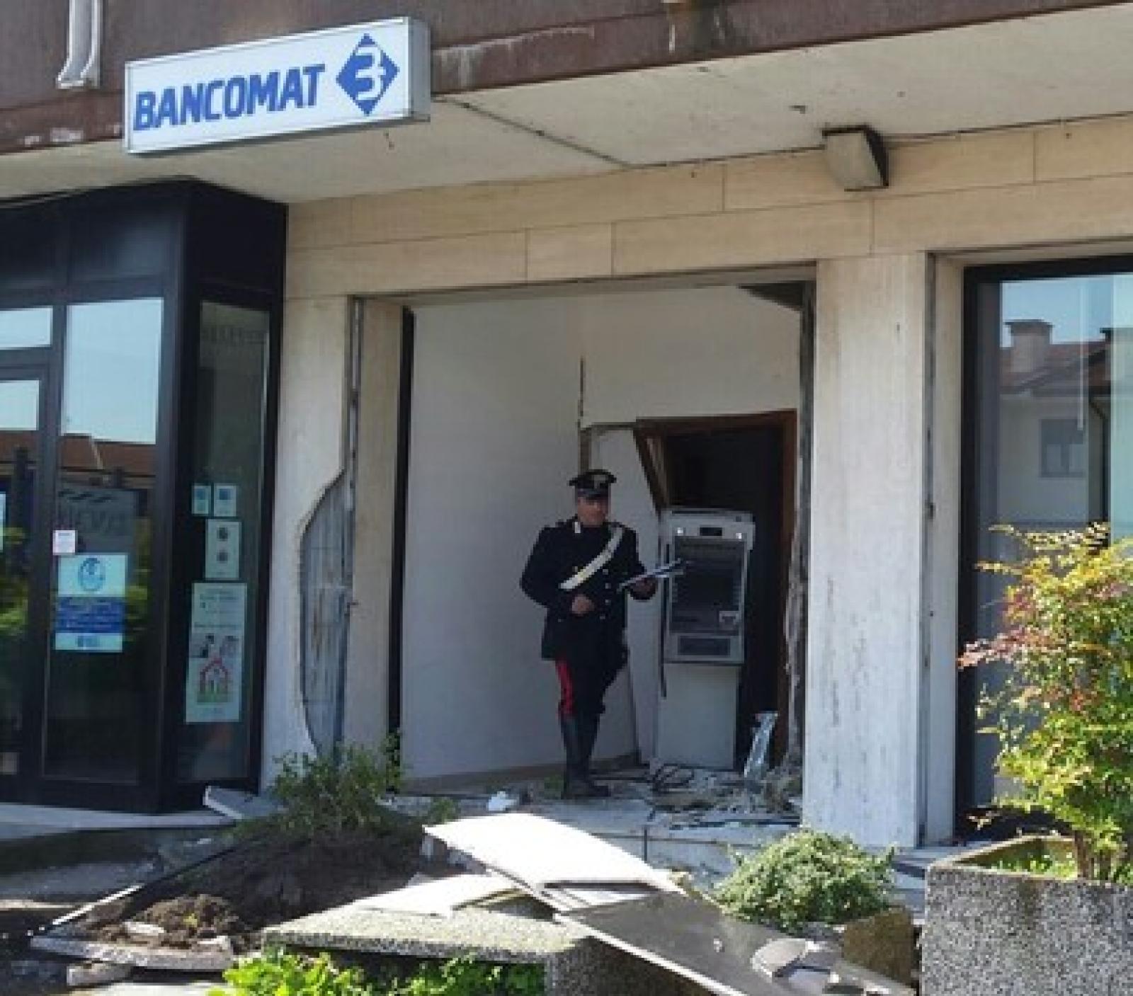 Tentano il colpo in banca, l'allarme li mette in fuga