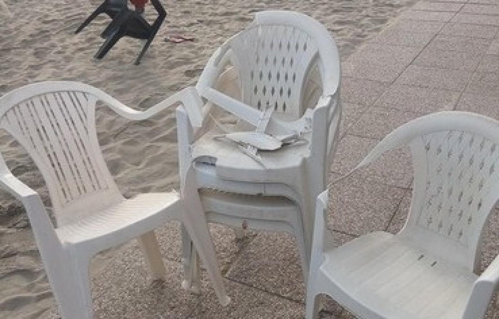 sedie rotte barricata.JPG