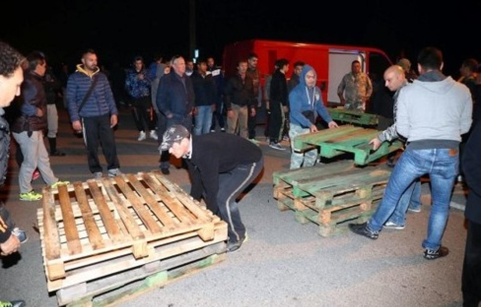 profughi barricate gorino.jpg