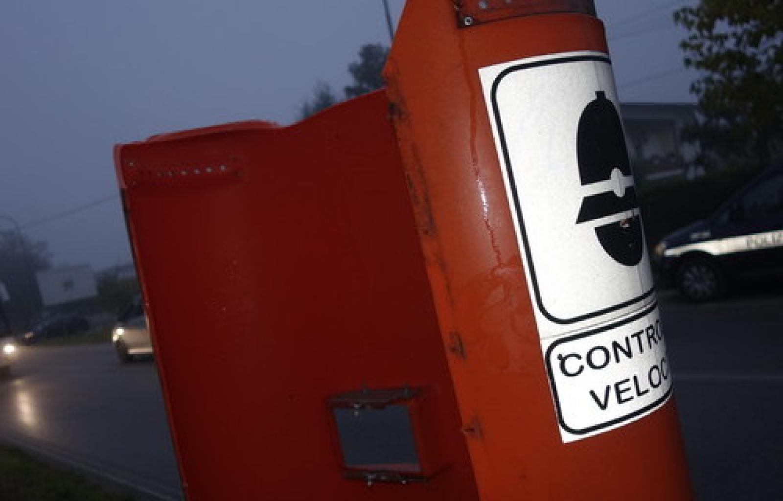 Petardo nella notte: addio al velobox