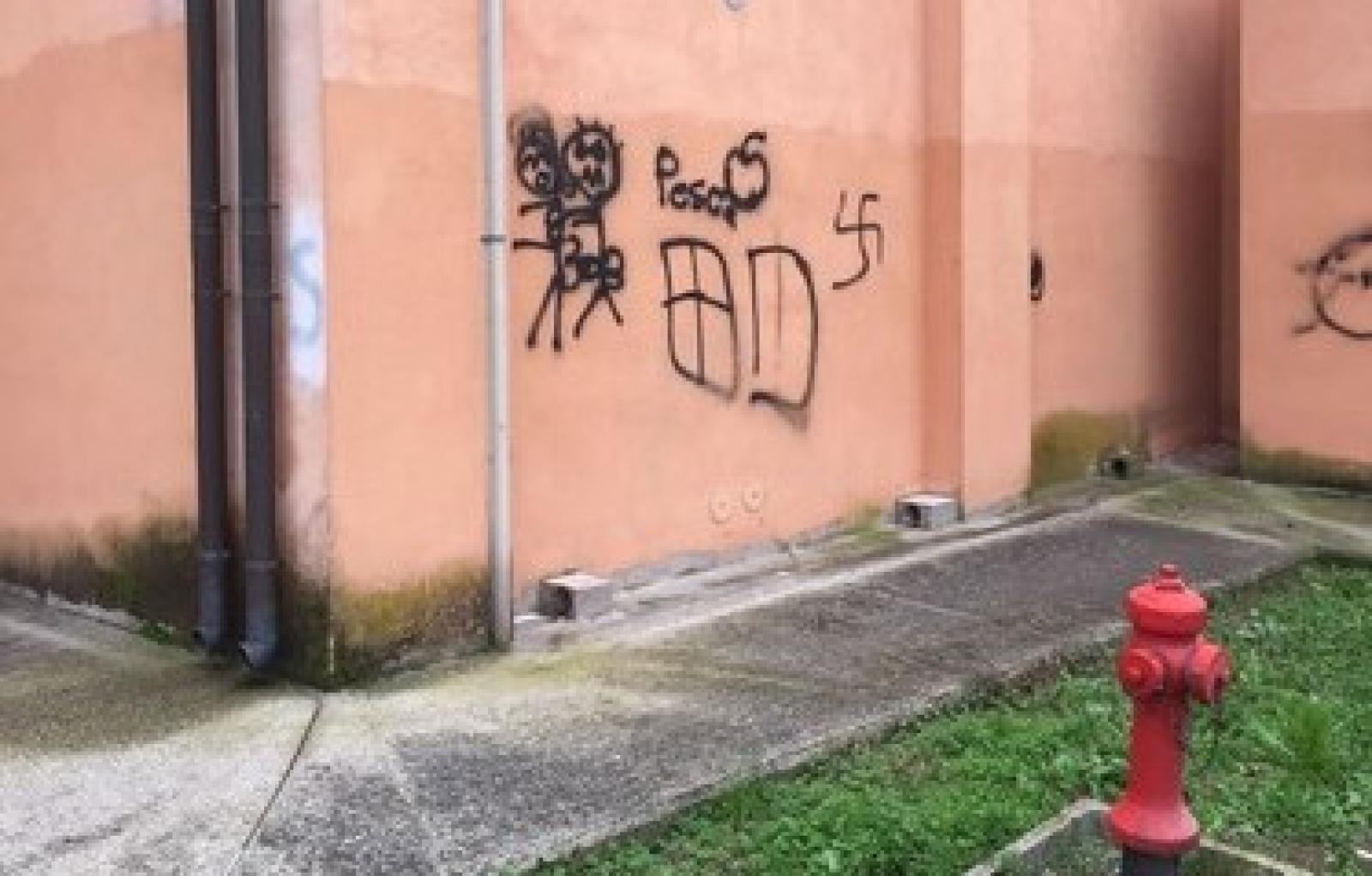 svastiche foto ficarolo.JPG