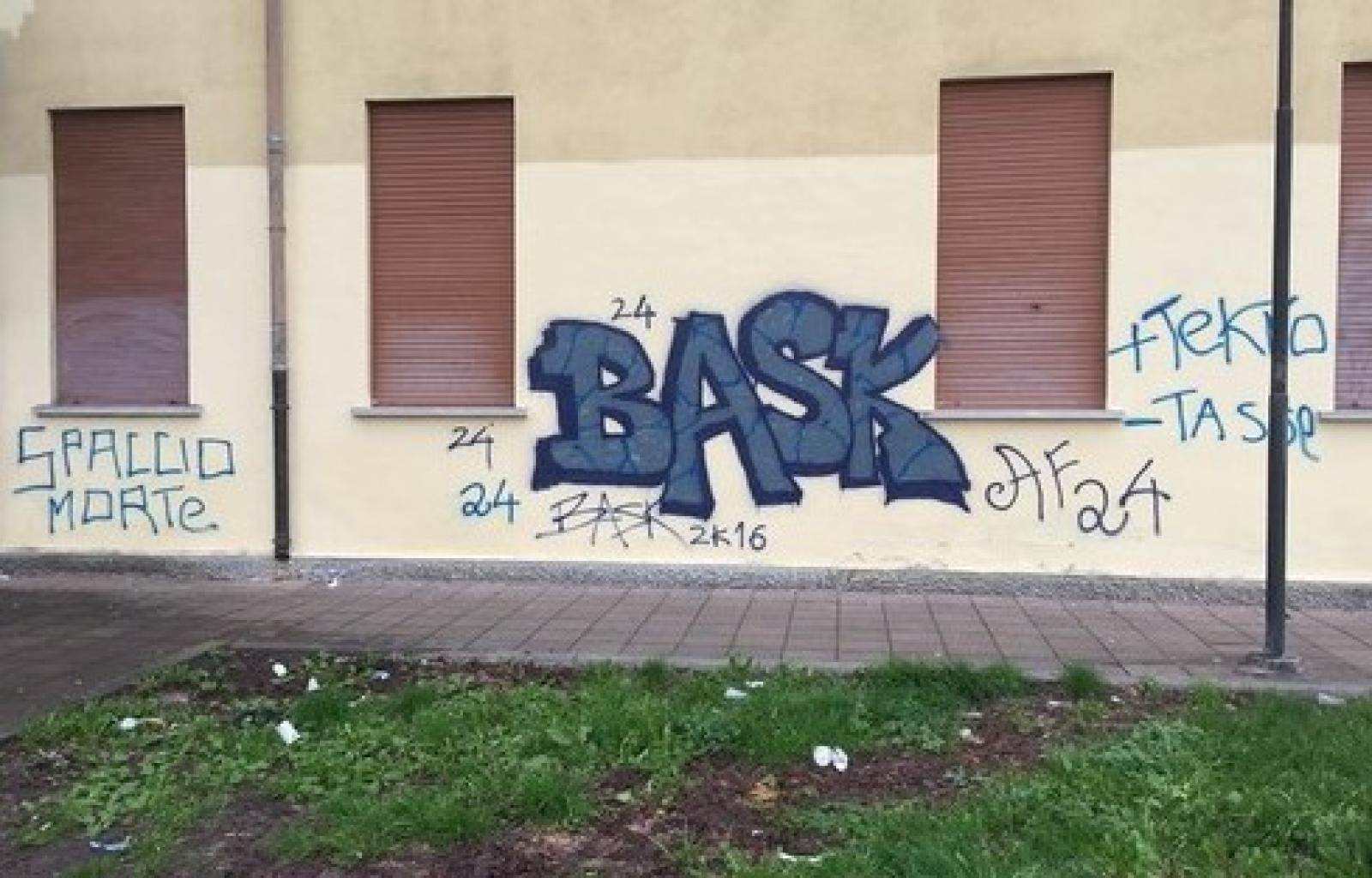 mura imbrattate adria.JPG