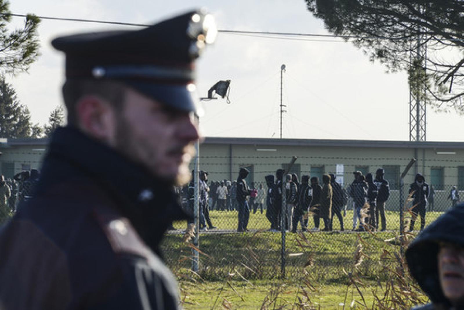 Conetta Cona rivolta centro accoglienza ex base (3