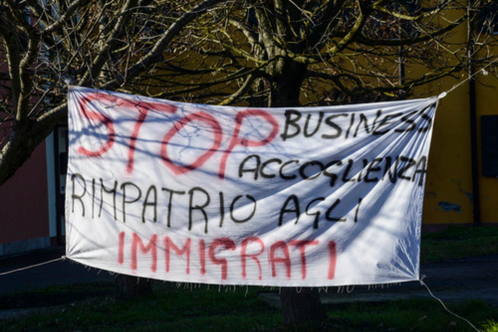 Conetta Cona rivolta centro accoglienza ex base (5