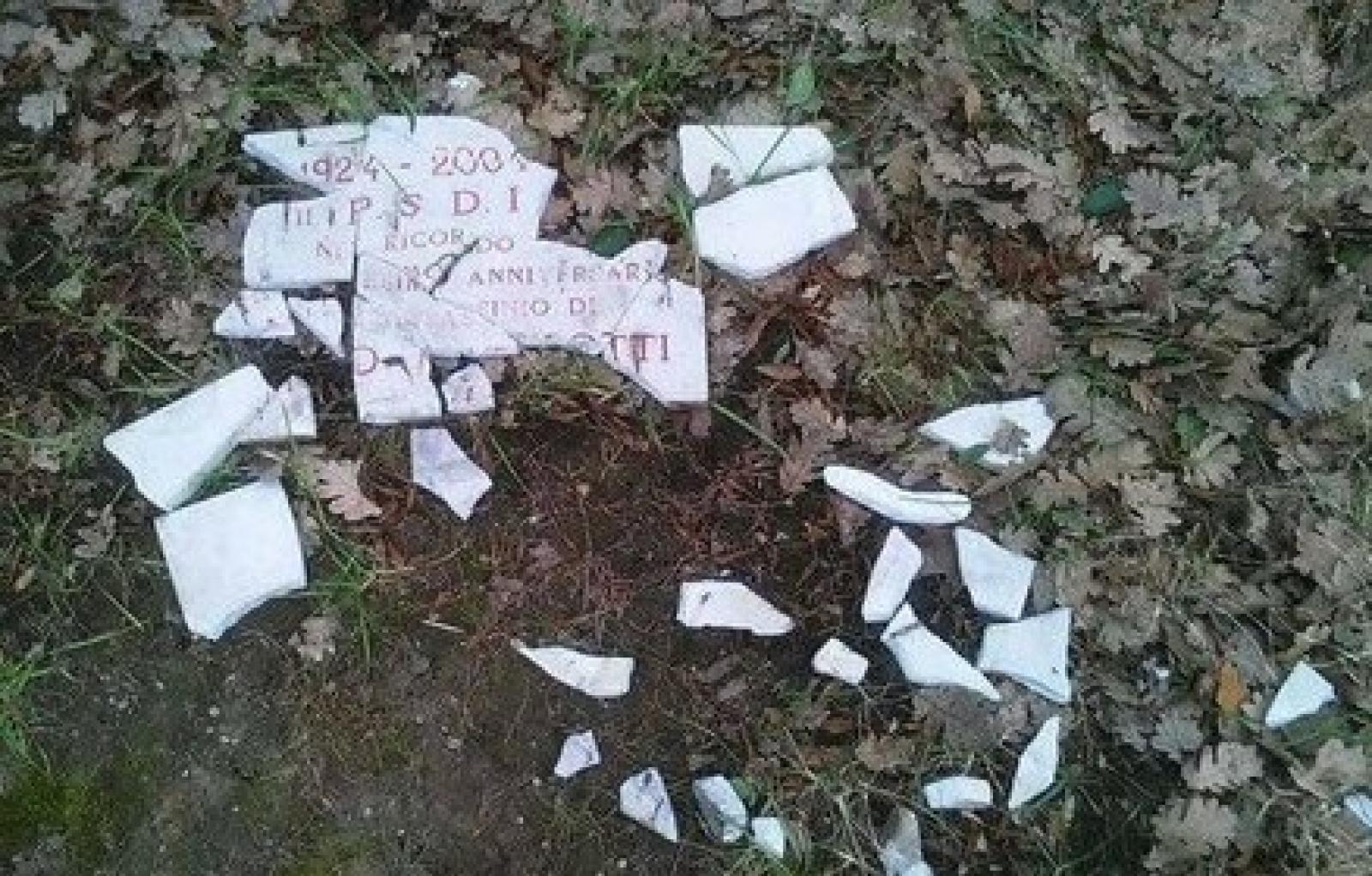 targa commemorativa matteotti distrutta.JPG