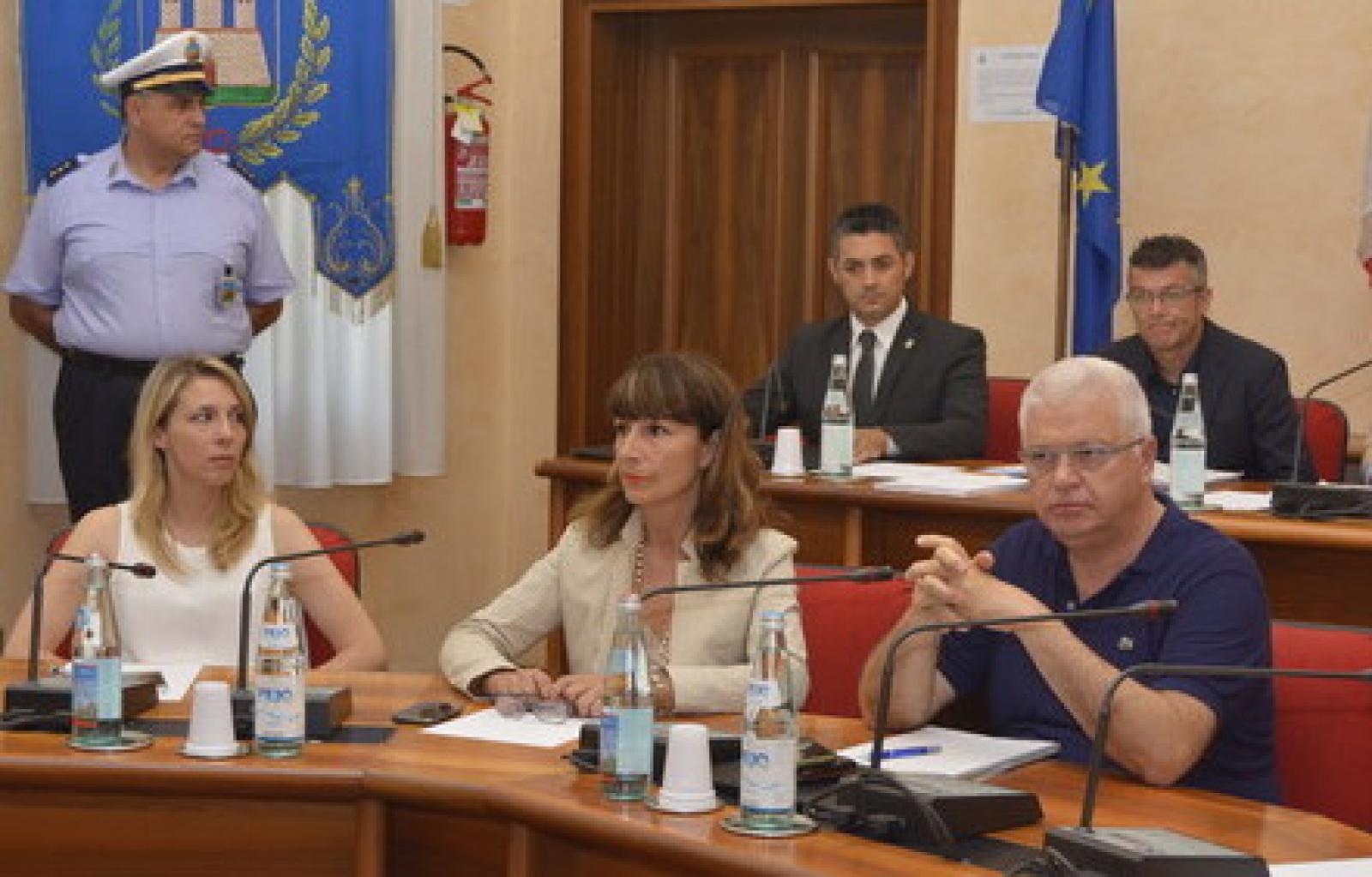 POLITICA Sguardi perplessi in giunta.JPG