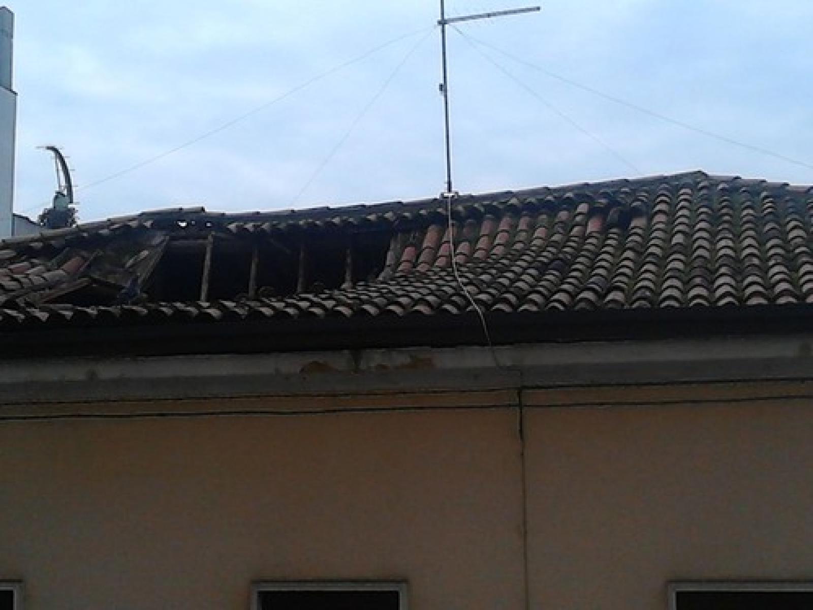 Crollo tetto croce rossa 1 (4)