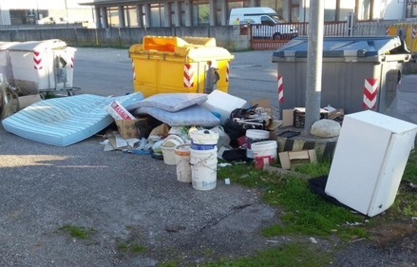 rifiuti via della tecnica rovigo (2).jpg