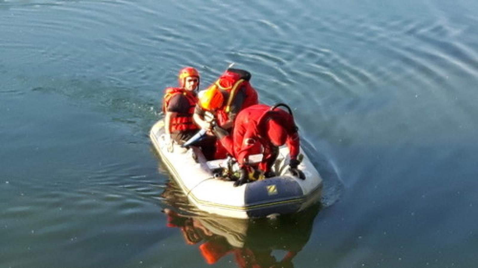 Uomo cade in Canalbianco, salvato dai pompieri