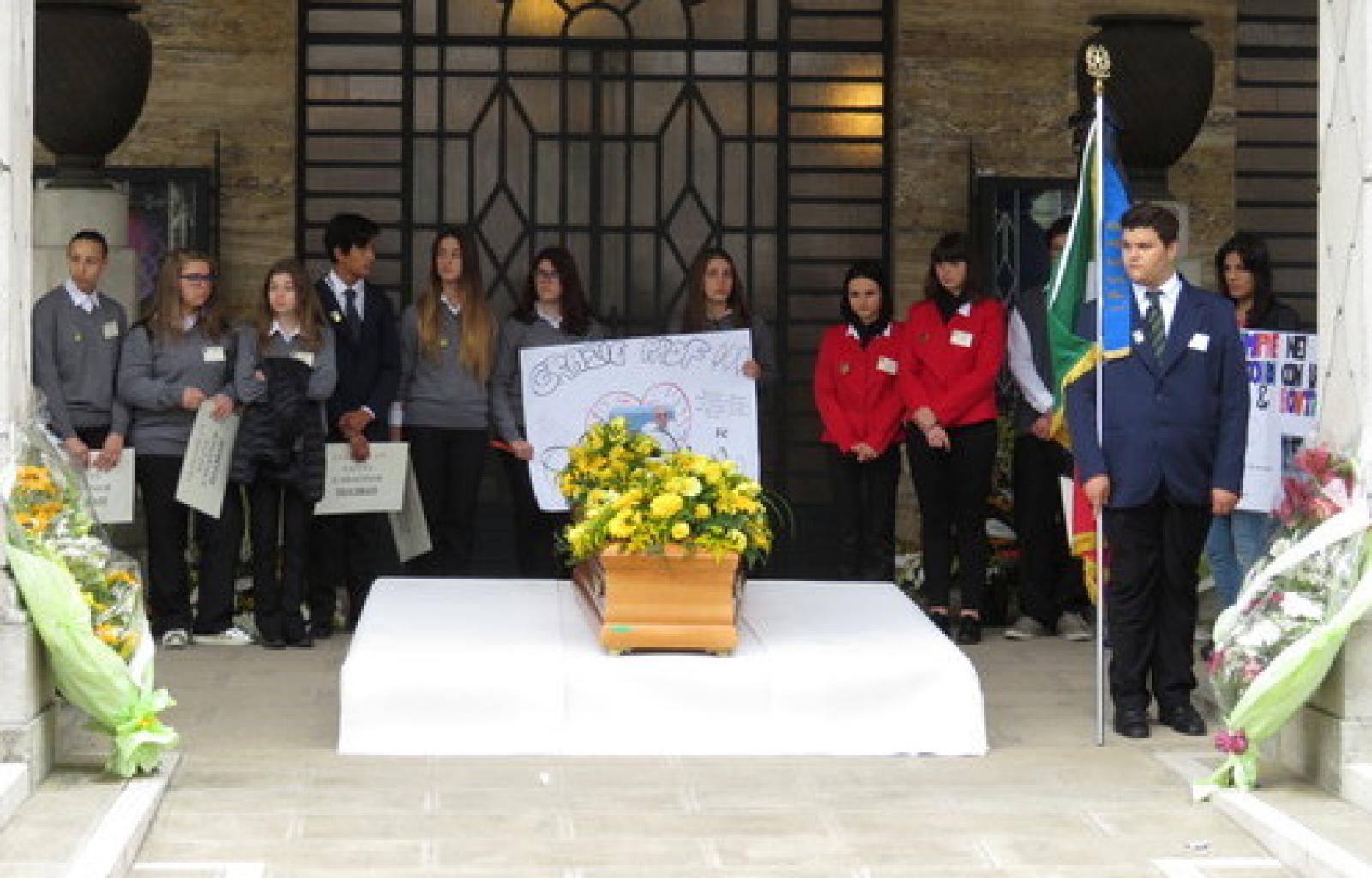 FUNERALE Il ringraziamento dei suoi ragazzi.JPG