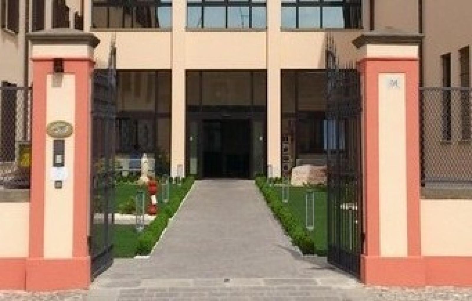 casa albergo nuova entrata (2).JPG