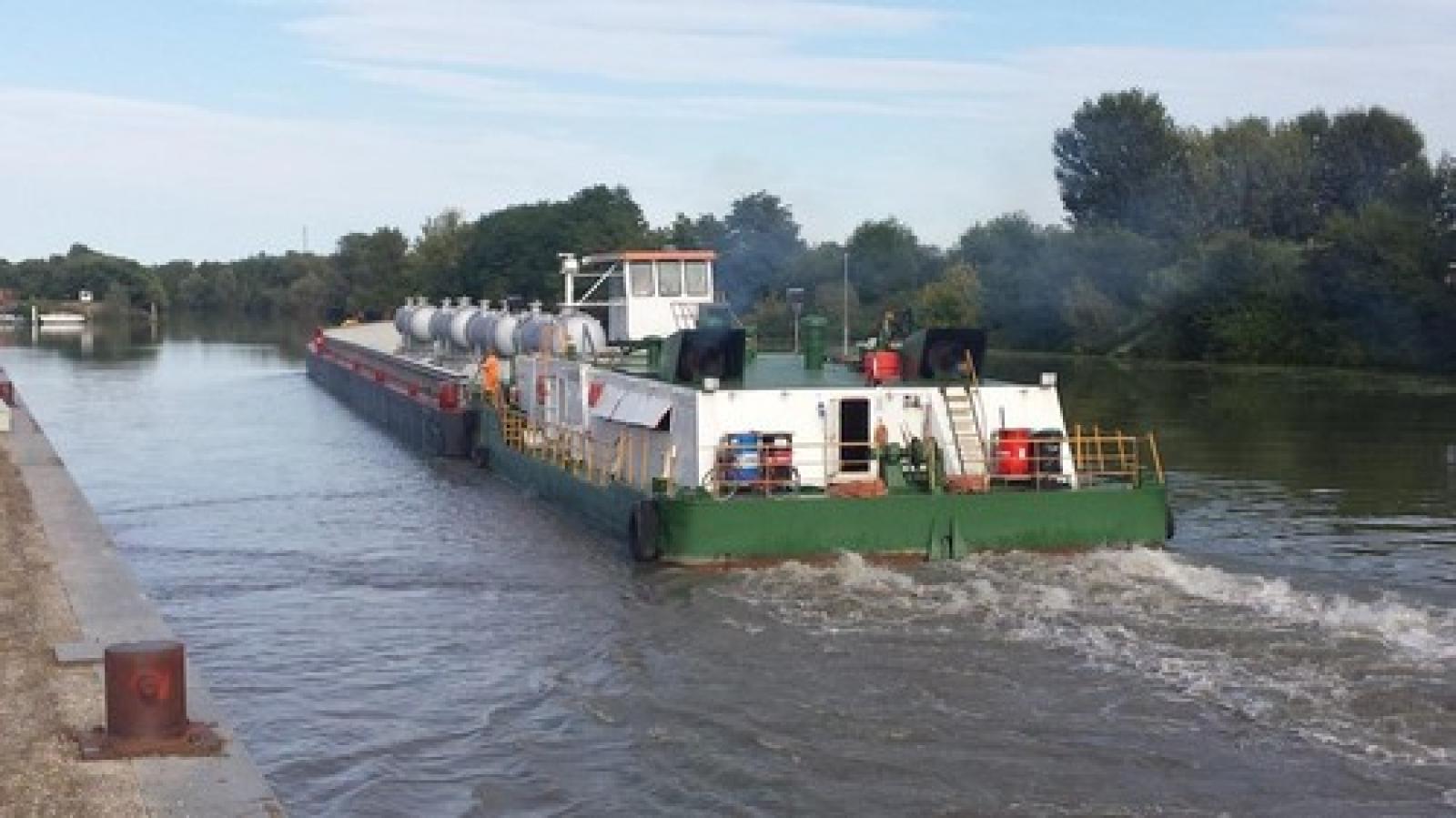 Porto di Ve_Project Cargo su chiatta fluviale  (1)