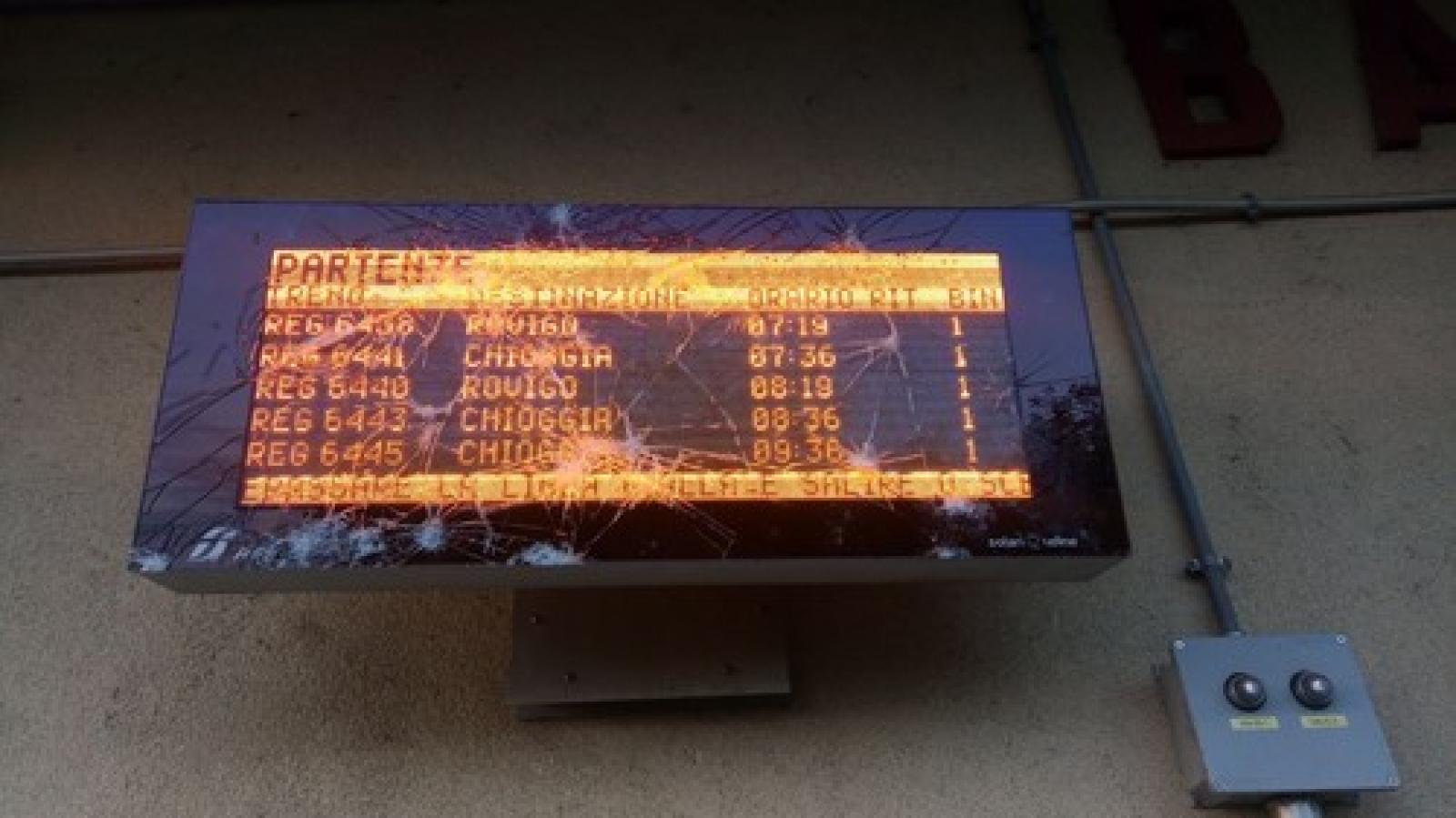 BARICETTA Pannello della stazione preso a sassate.