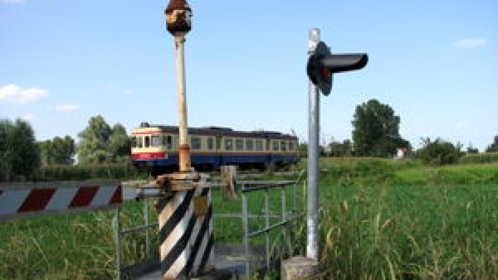 Via Vittorio Veneto, cambio viabilit&agrave; al passaggio a livello