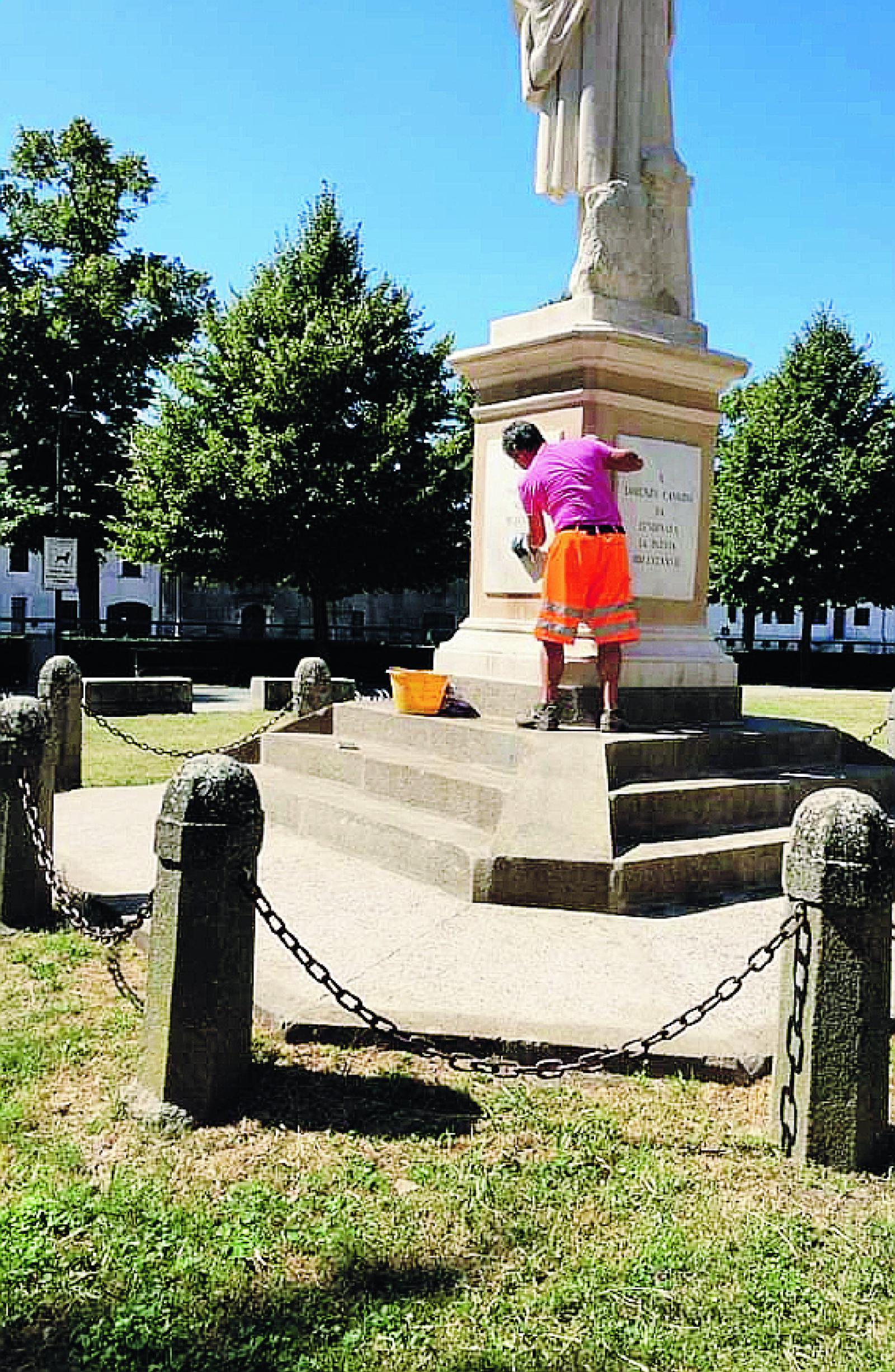 Imbrattato il &ldquo;nuovo&rdquo; monumento in Riviera Mazzini