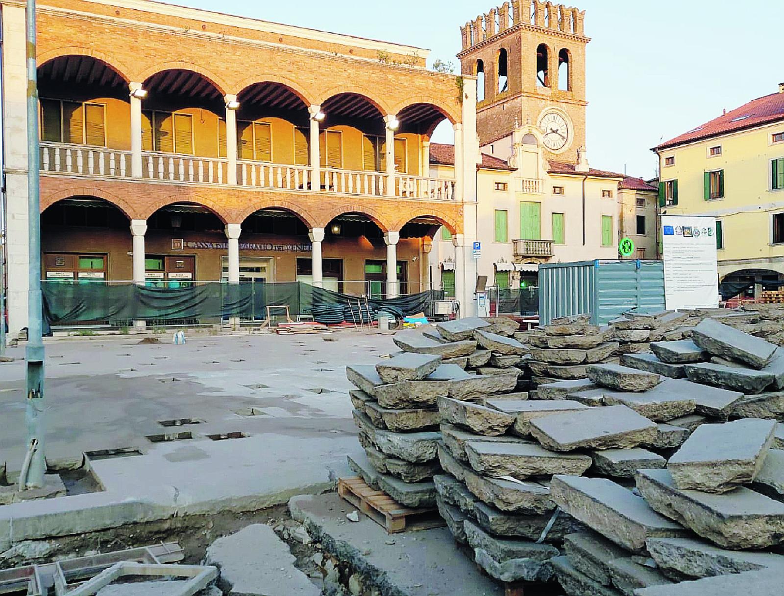 Cantiere in Piazza Risorgimento, "Ma cos&igrave; ci sono pochi posteggi e meno clienti"