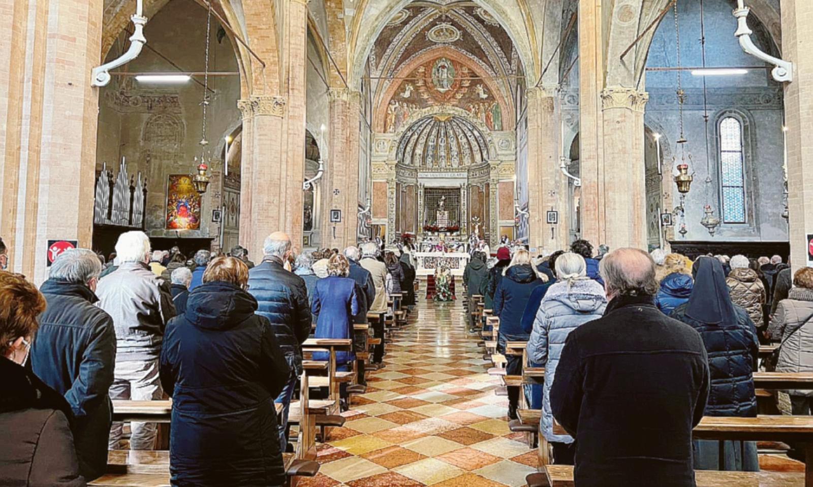 Il commosso saluto a don Giulio, pap&agrave; di San Giusto