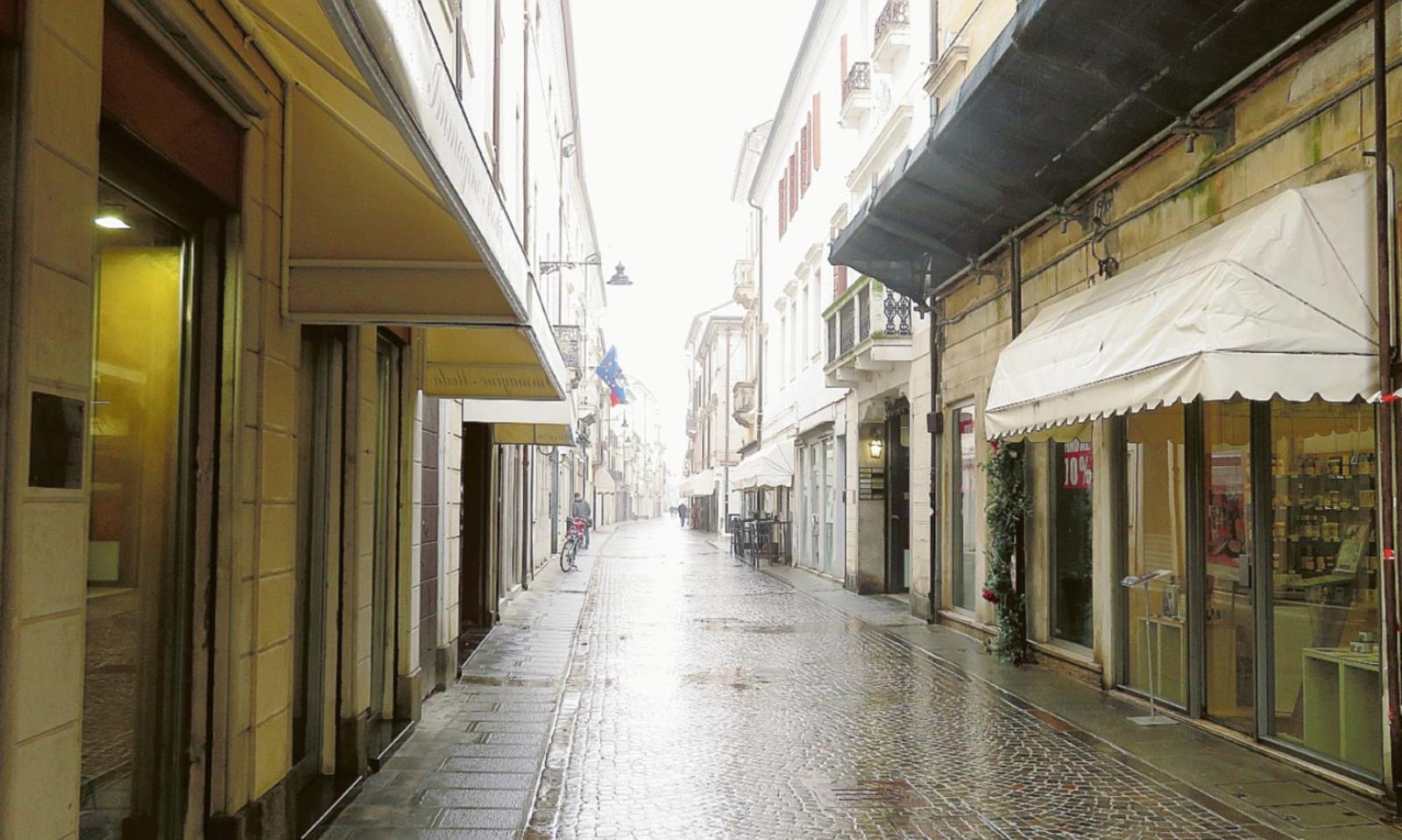 Murales sulle saracinesche chiuse