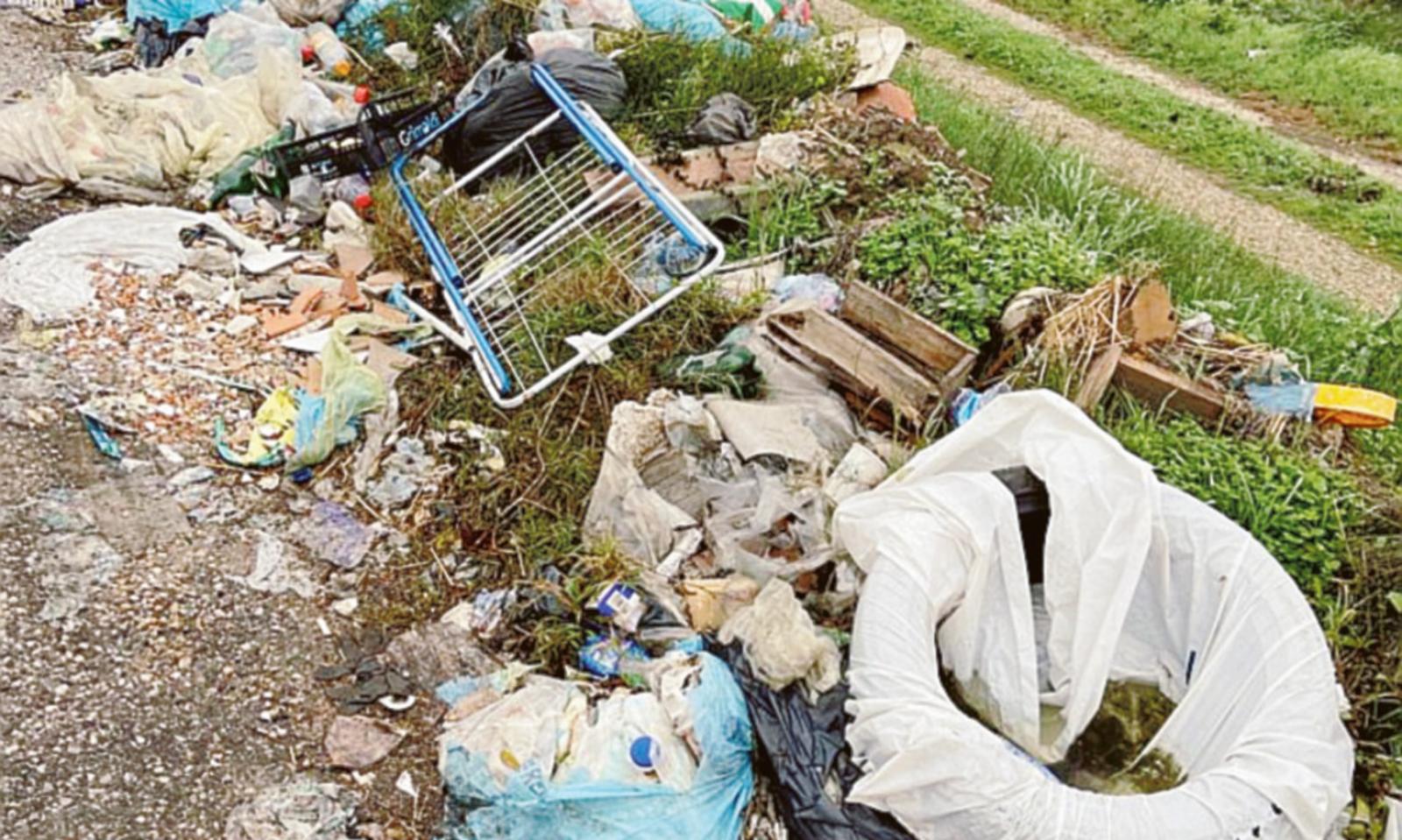 La piazzola &egrave; una discarica a cielo aperto