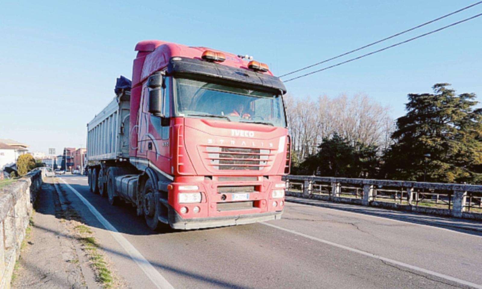 Si apre una crepa sul ponte, scatta la verifica