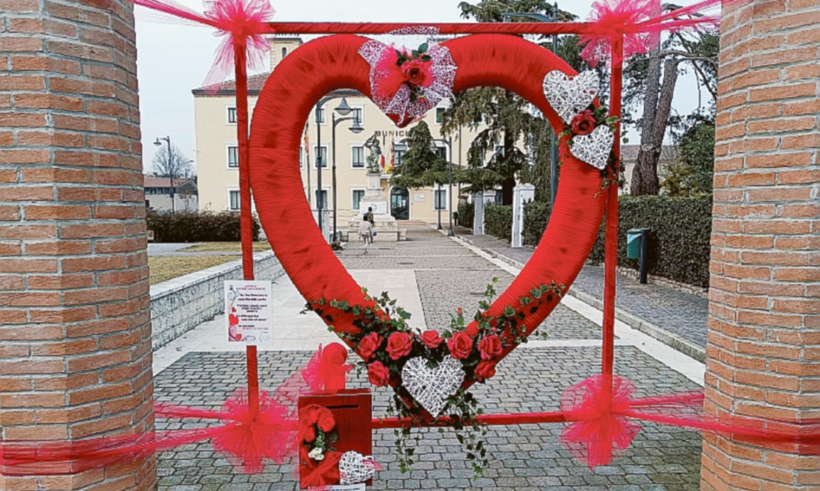 Una cassetta per la posta dell&rsquo;amore