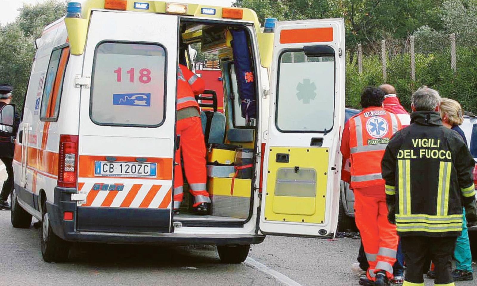 Travolge 17enne e scappa via