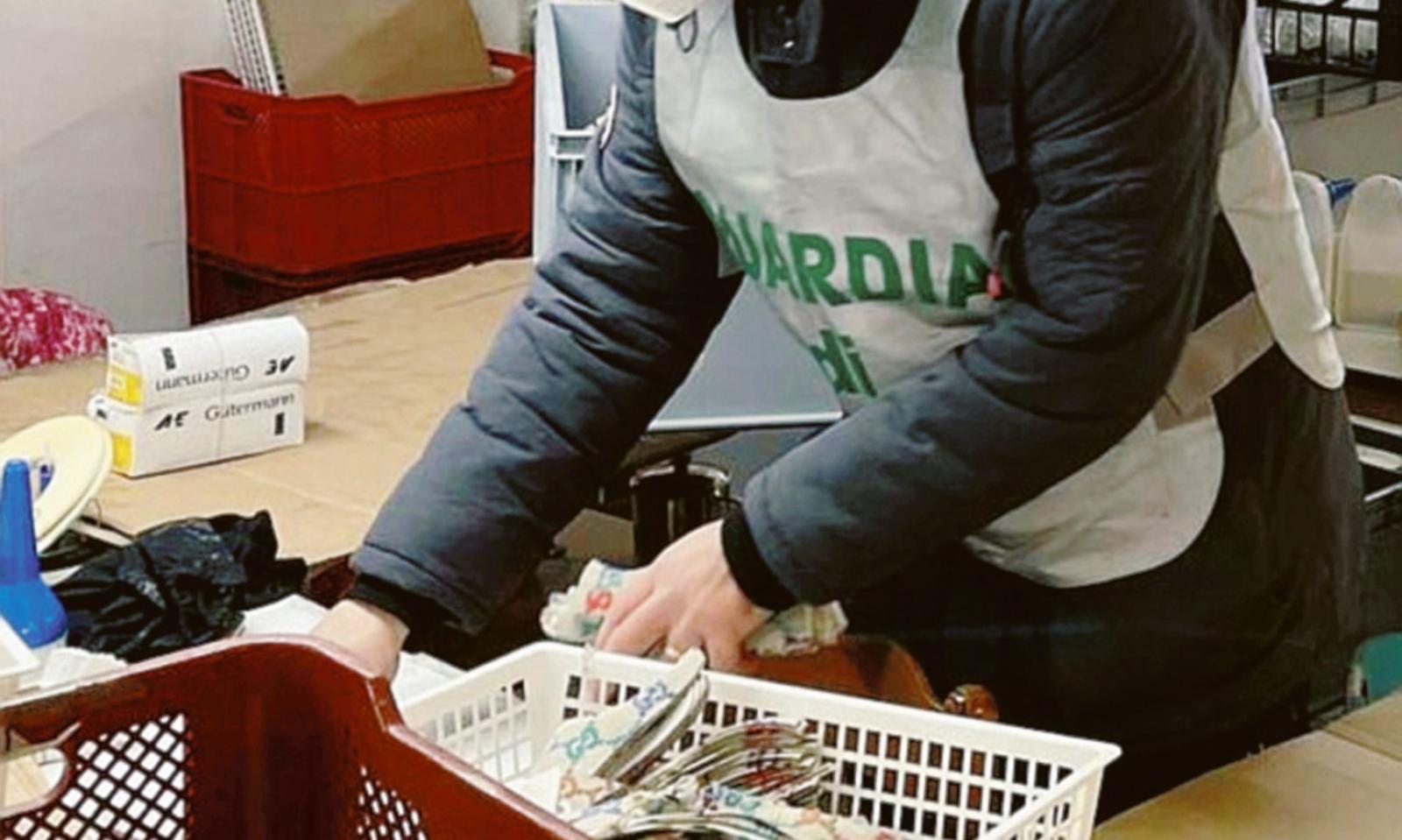 Laboratori tessili cinesi: lavoro nero e poca sicurezza, sequestri