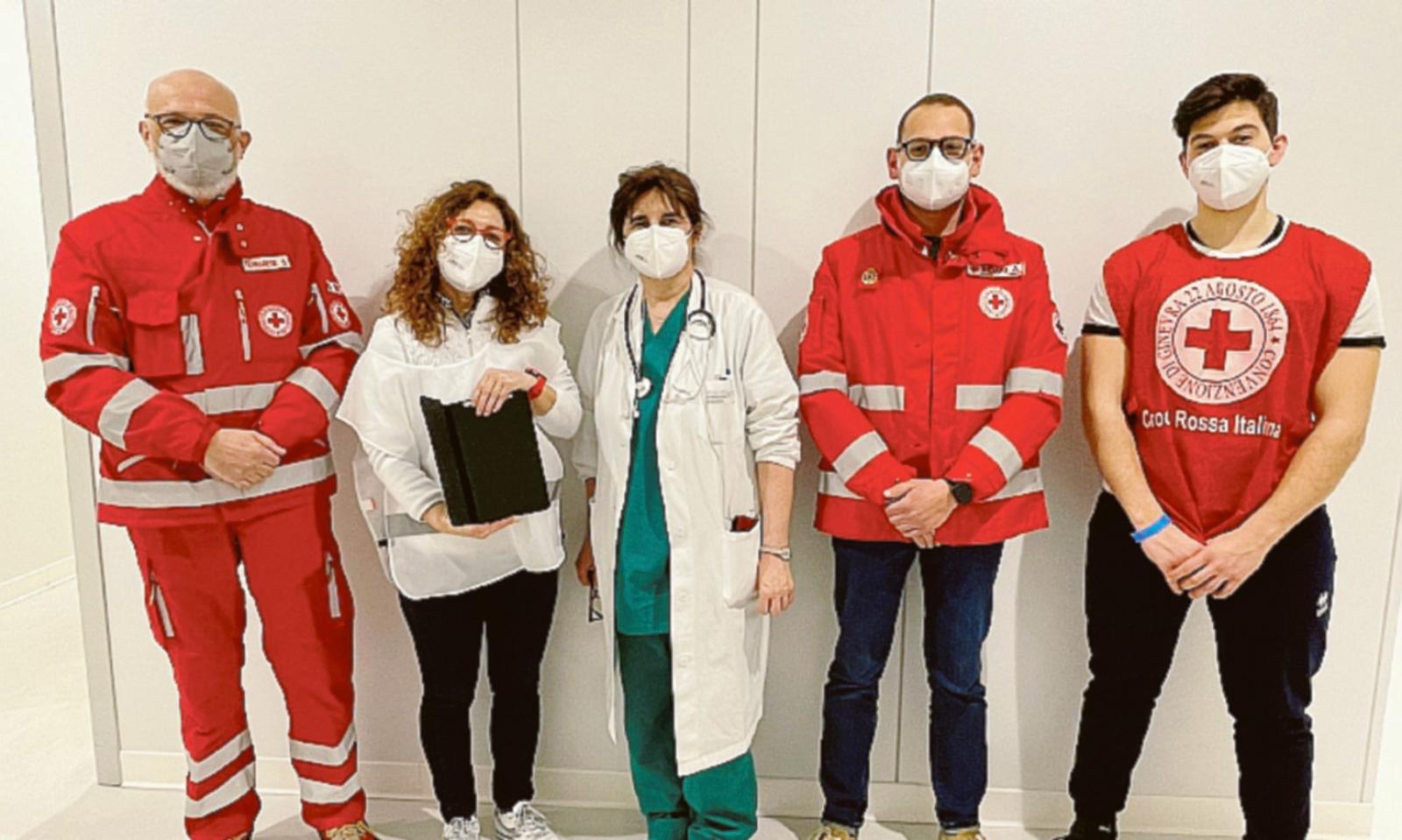 Ad aiutare in pronto soccorso arrivano i volontari Cri