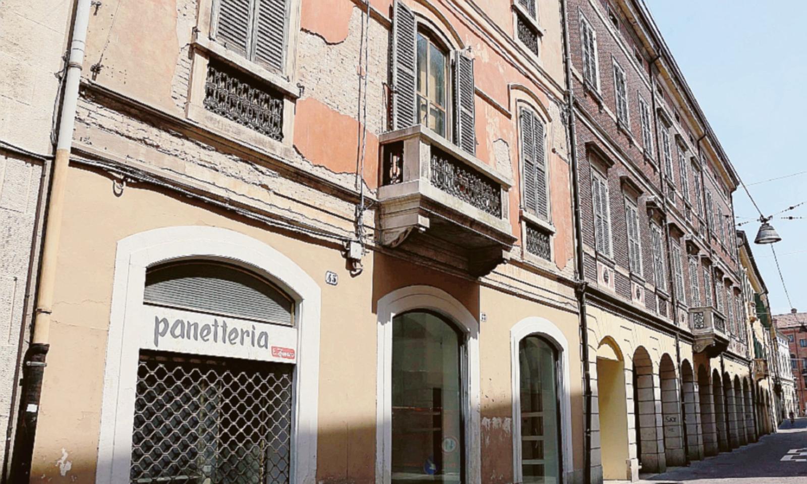 Palazzo Oliva, degrado e occupanti