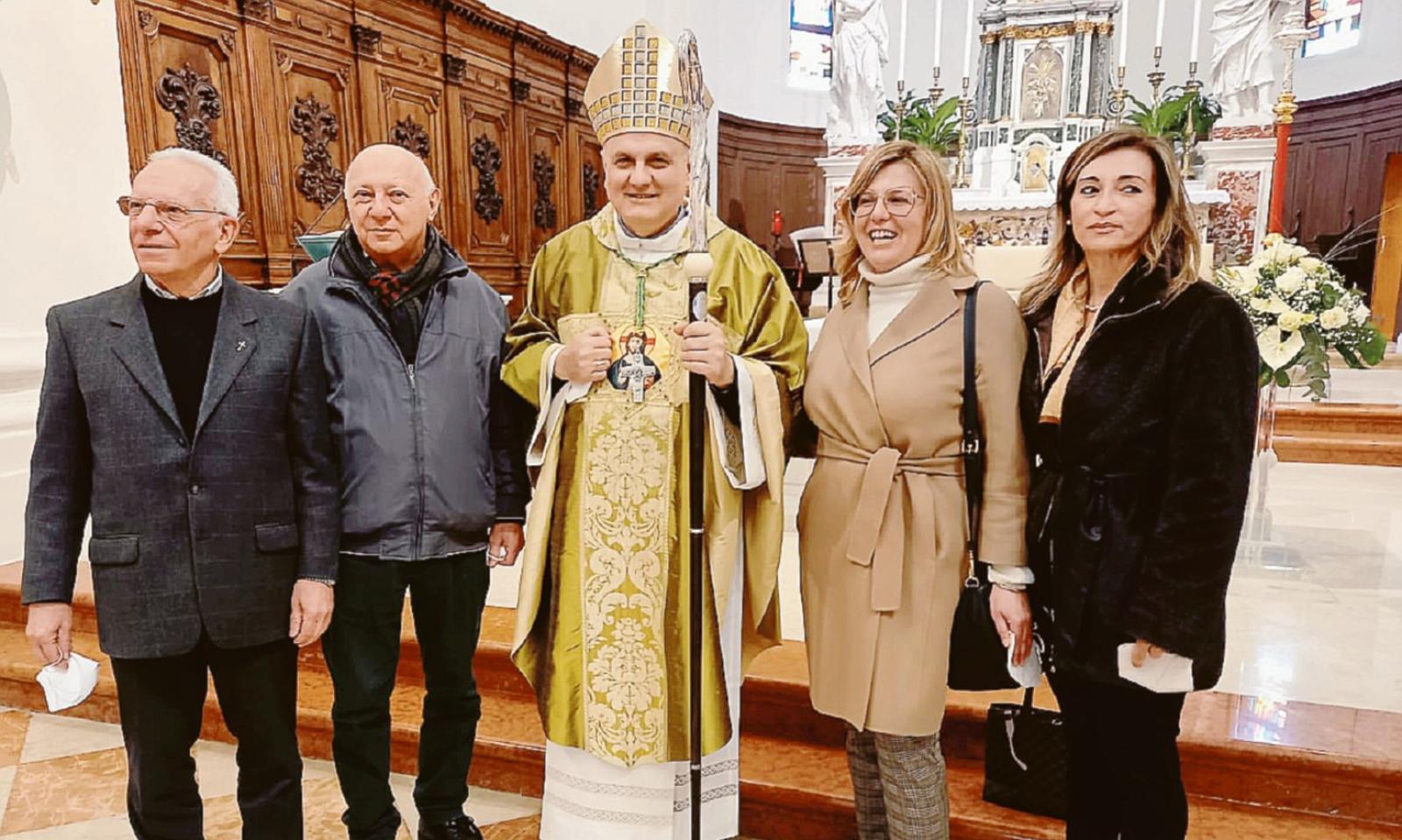 Il vescovo conquista subito tutti