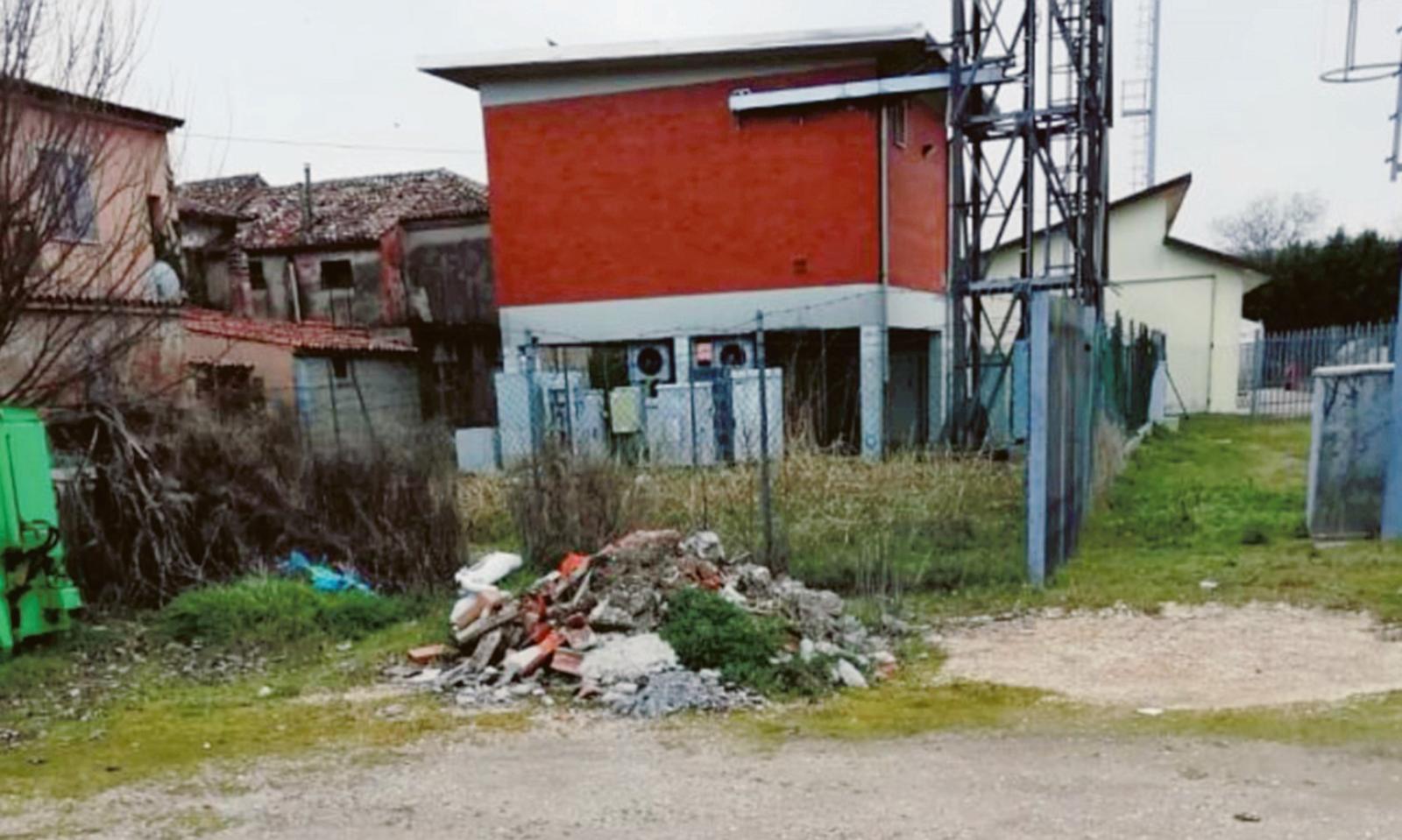 Discarica abusiva nel campo di calcio