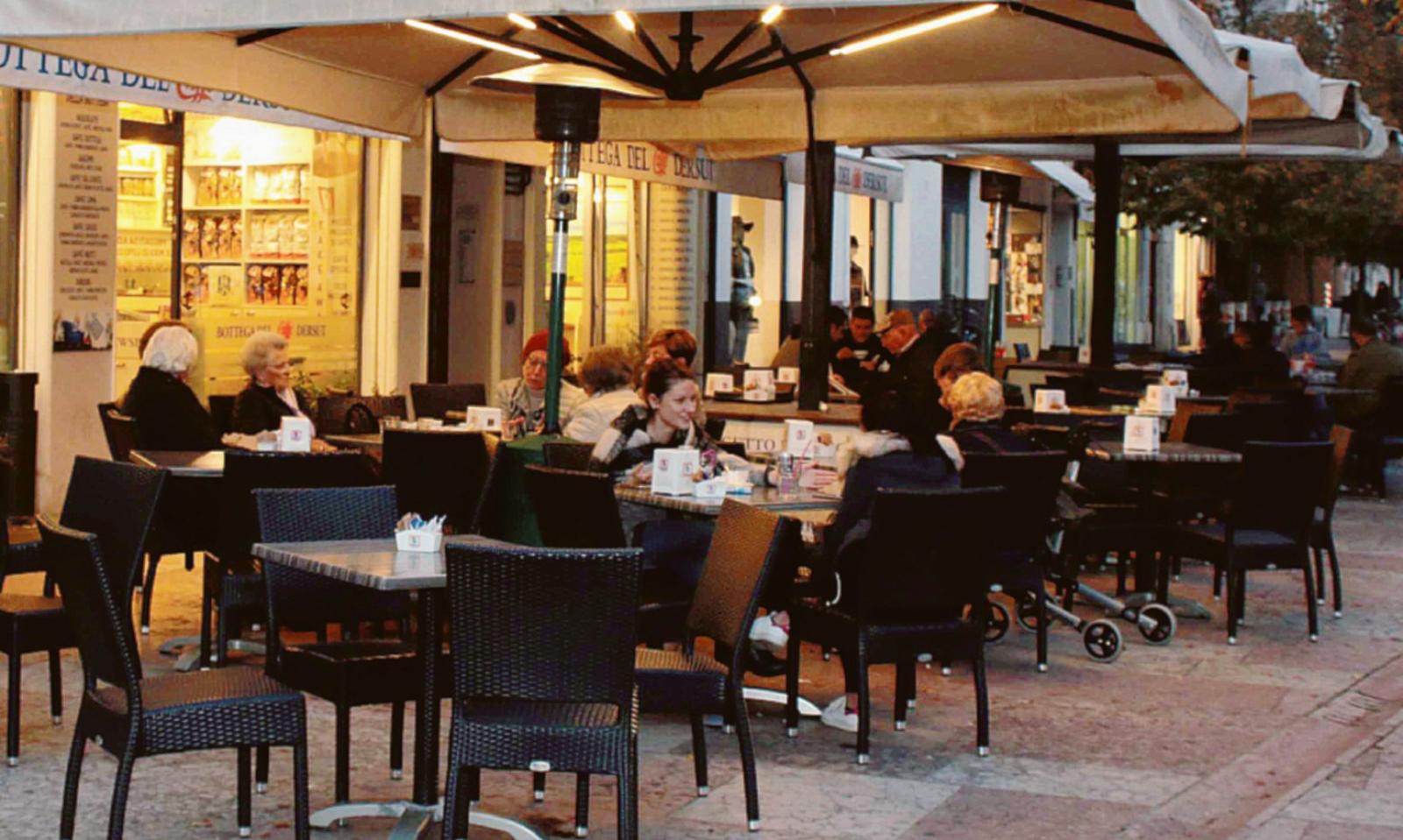 Plateatici, gli esercenti torneranno a pagare